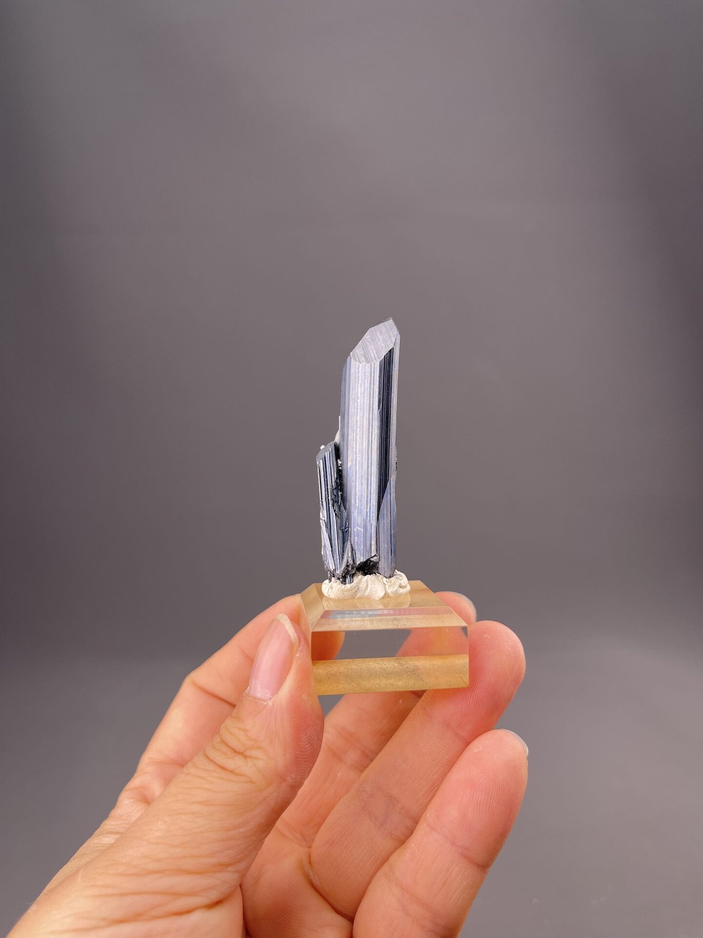 Lead-gray prismatic stibnite crystal from Lengshuijiang Mine, Hunan, China