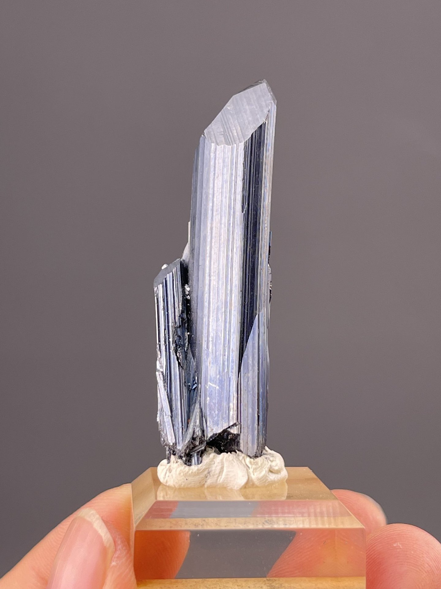 Front view of stibnite crystal, 6×4×22 mm, Lengshuijiang Mine