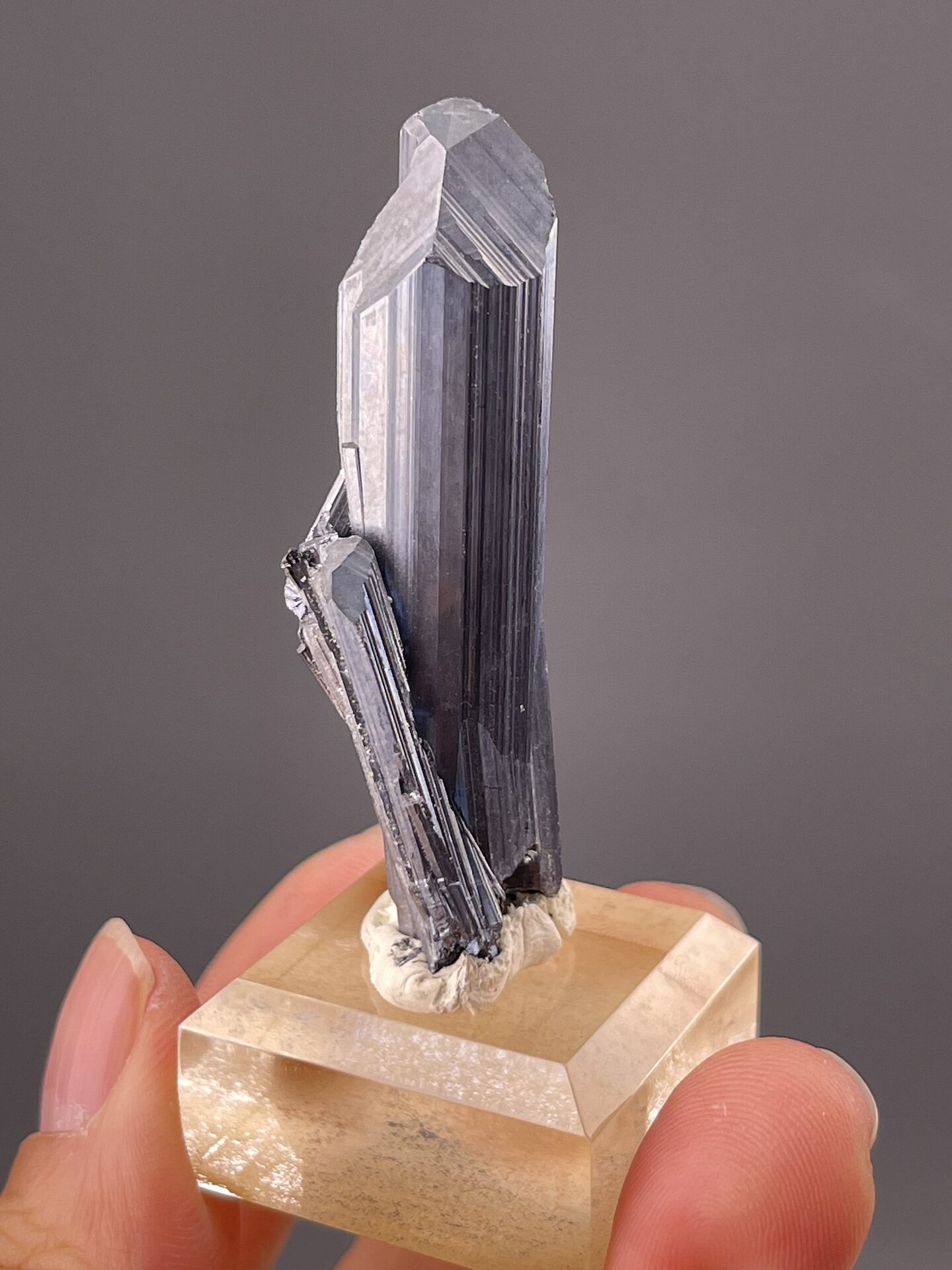 Angled view of Lengshuijiang stibnite highlighting prismatic form