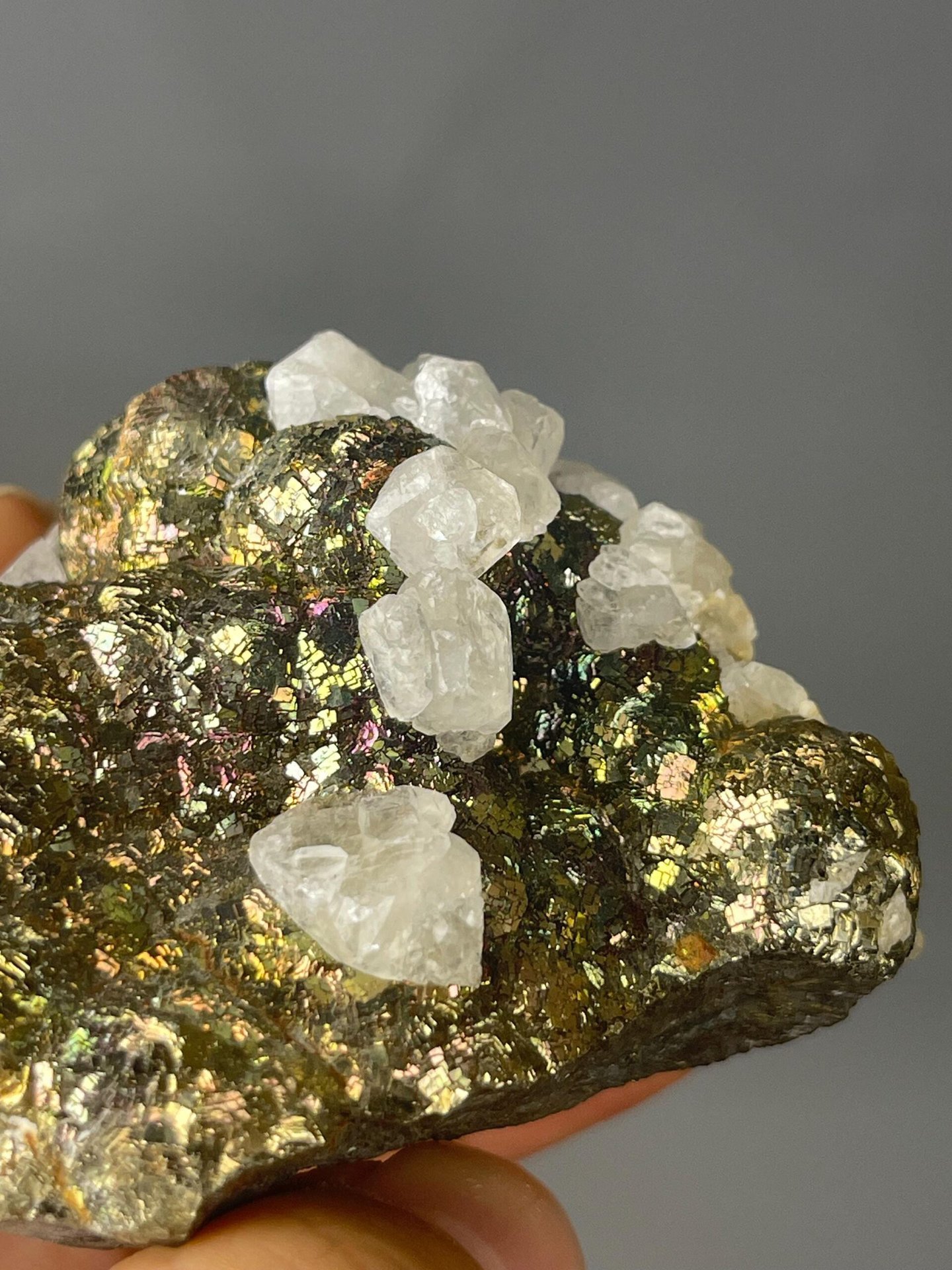 Kaleidoscopic color play on chalcopyrite surface