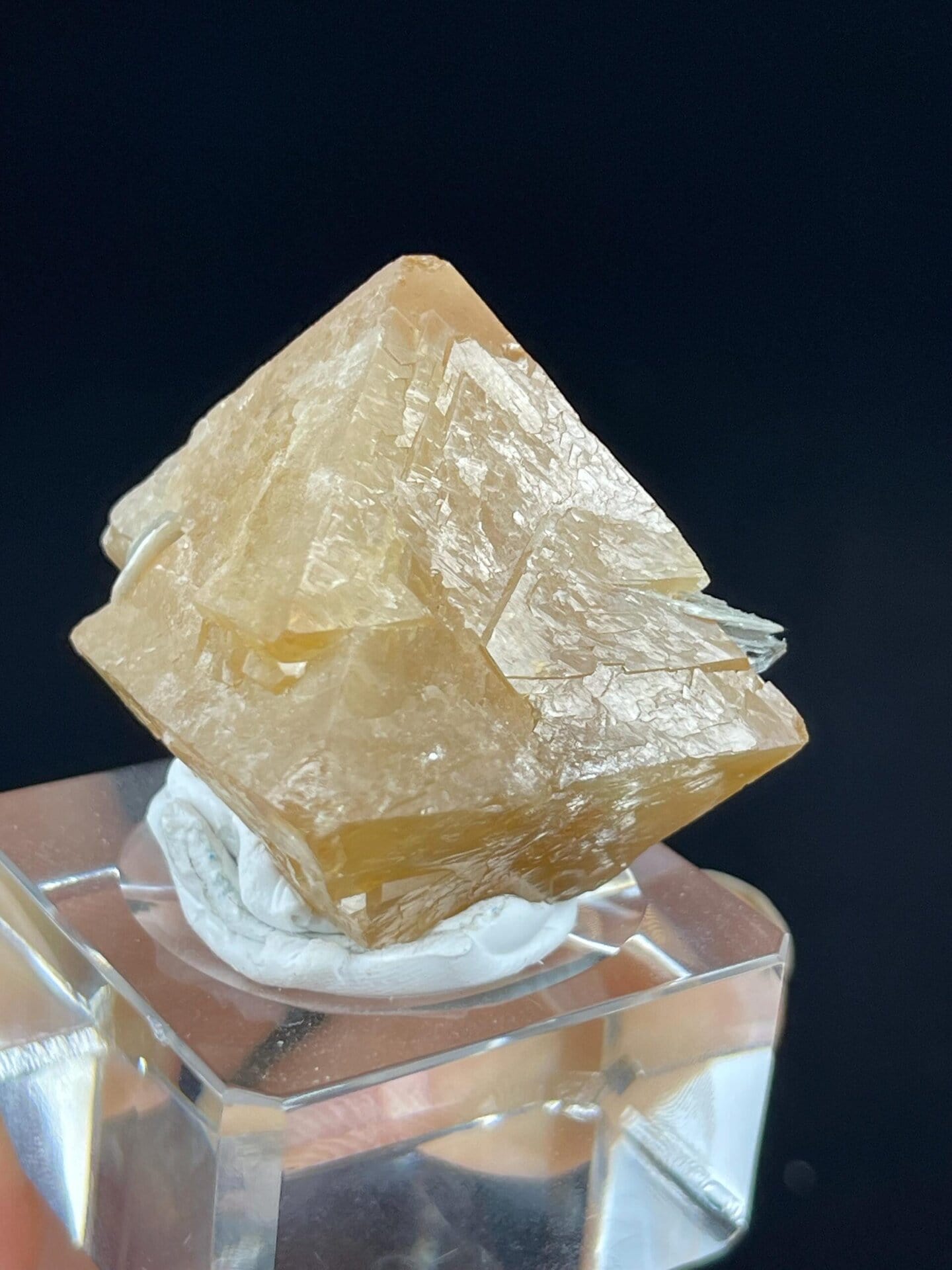 Side view of scheelite showing octahedral symmetry