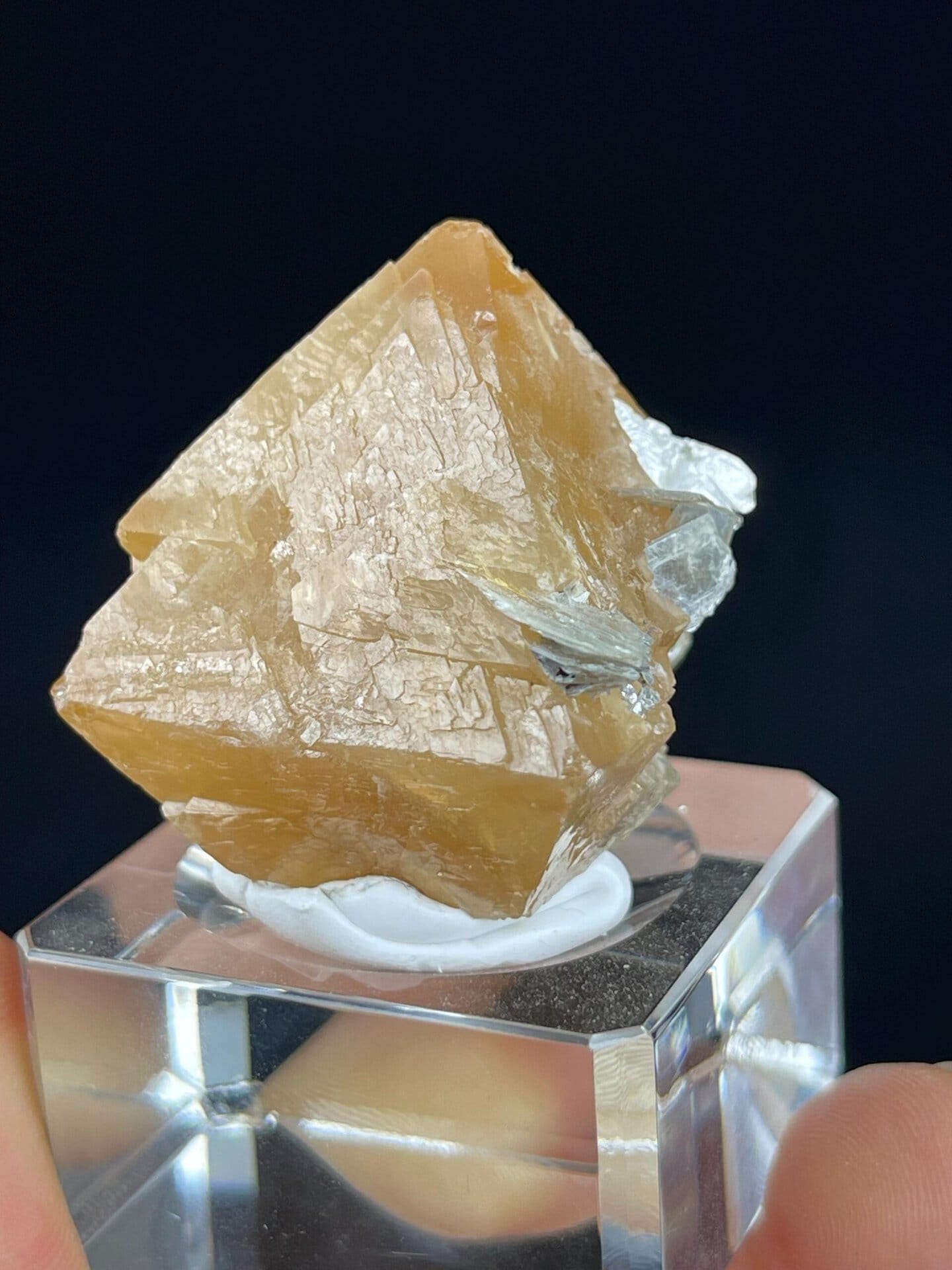 Vibrant orange-yellow color of Xuebaoding scheelite