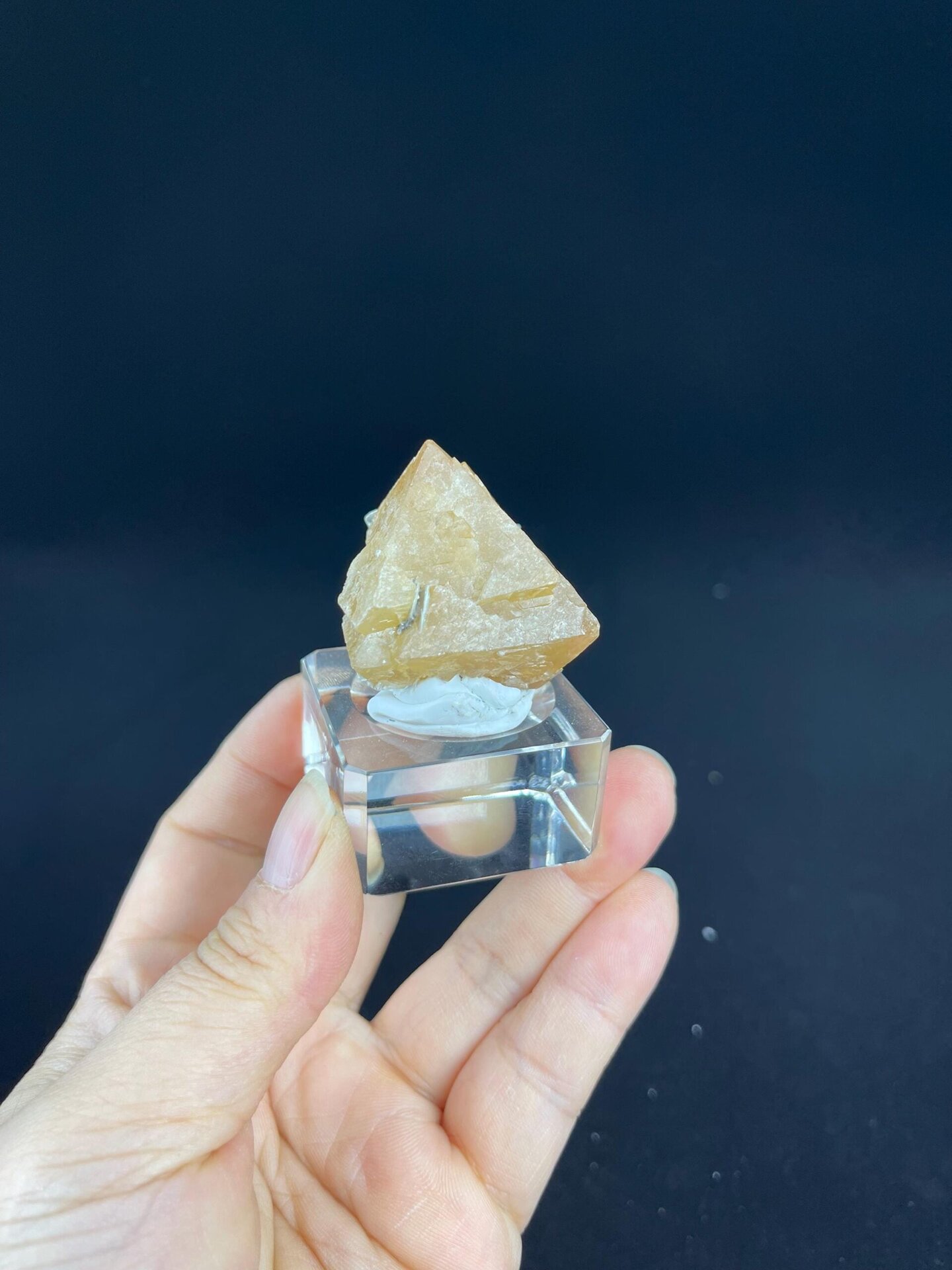 Mica matrix surrounding scheelite octahedron