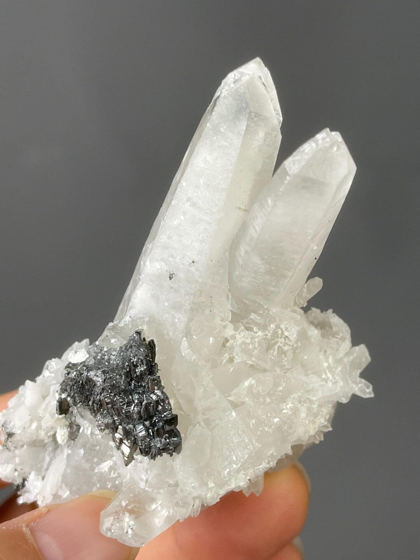 Transparent quartz crystal points from Hunan Mine