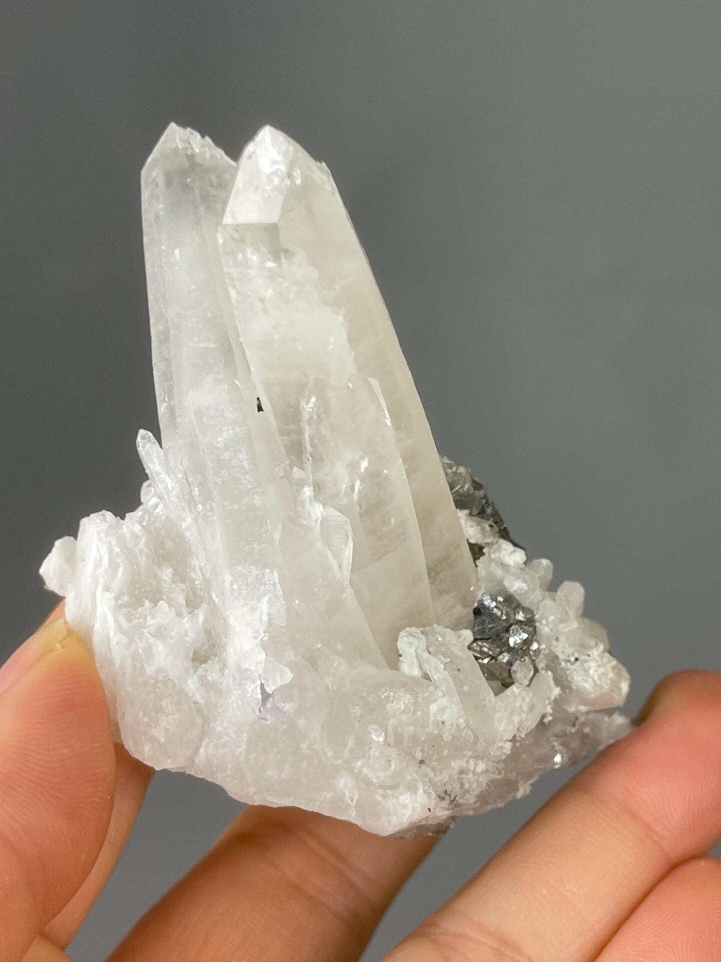 Vitreous luster on quartz crystal faces