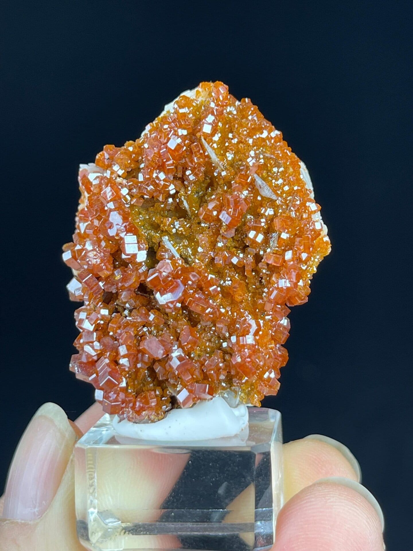 Side view of wulfenite cluster showing crystal depth