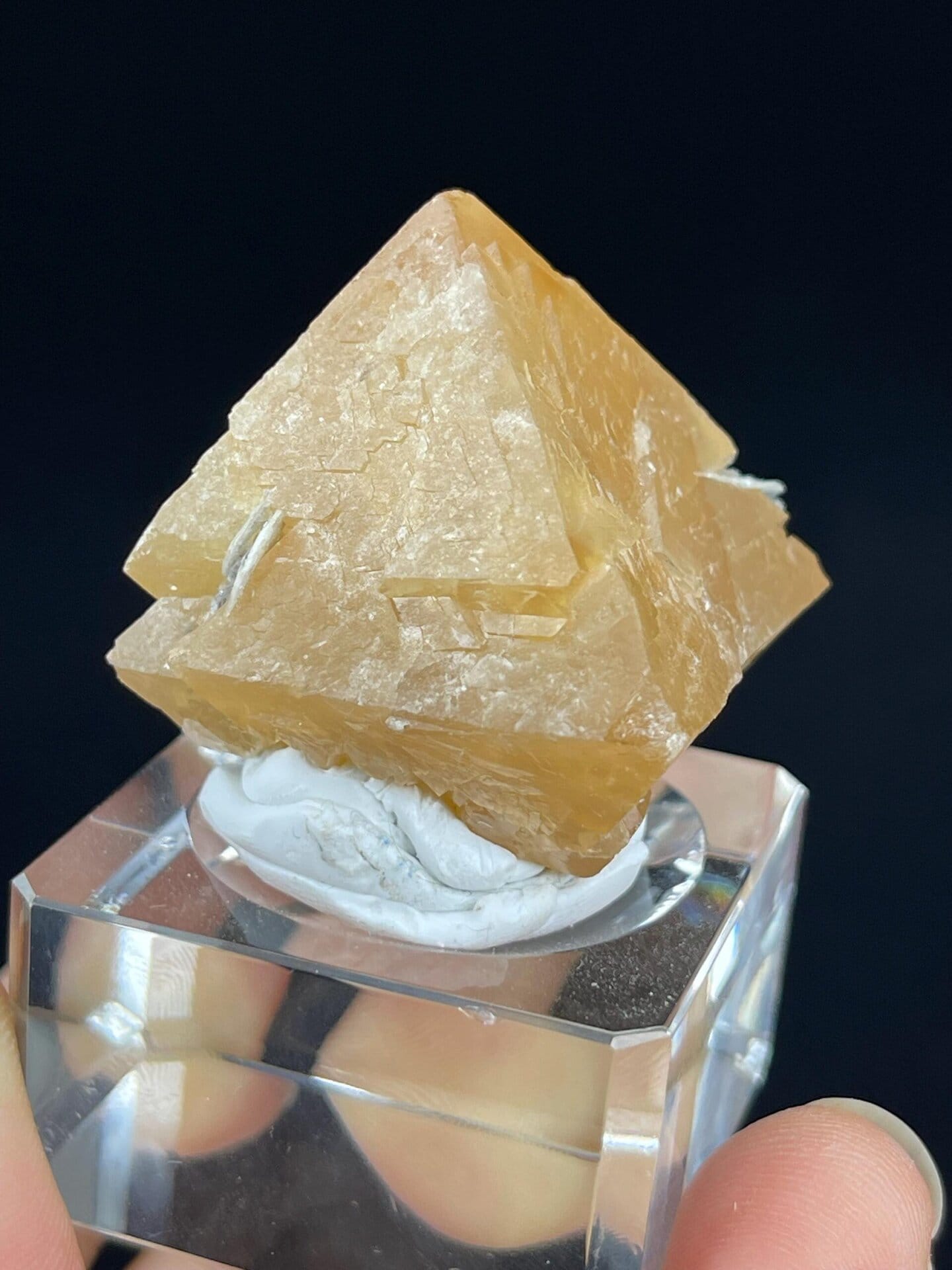 Front view of orange-yellow octahedral scheelite from Xuebaoding