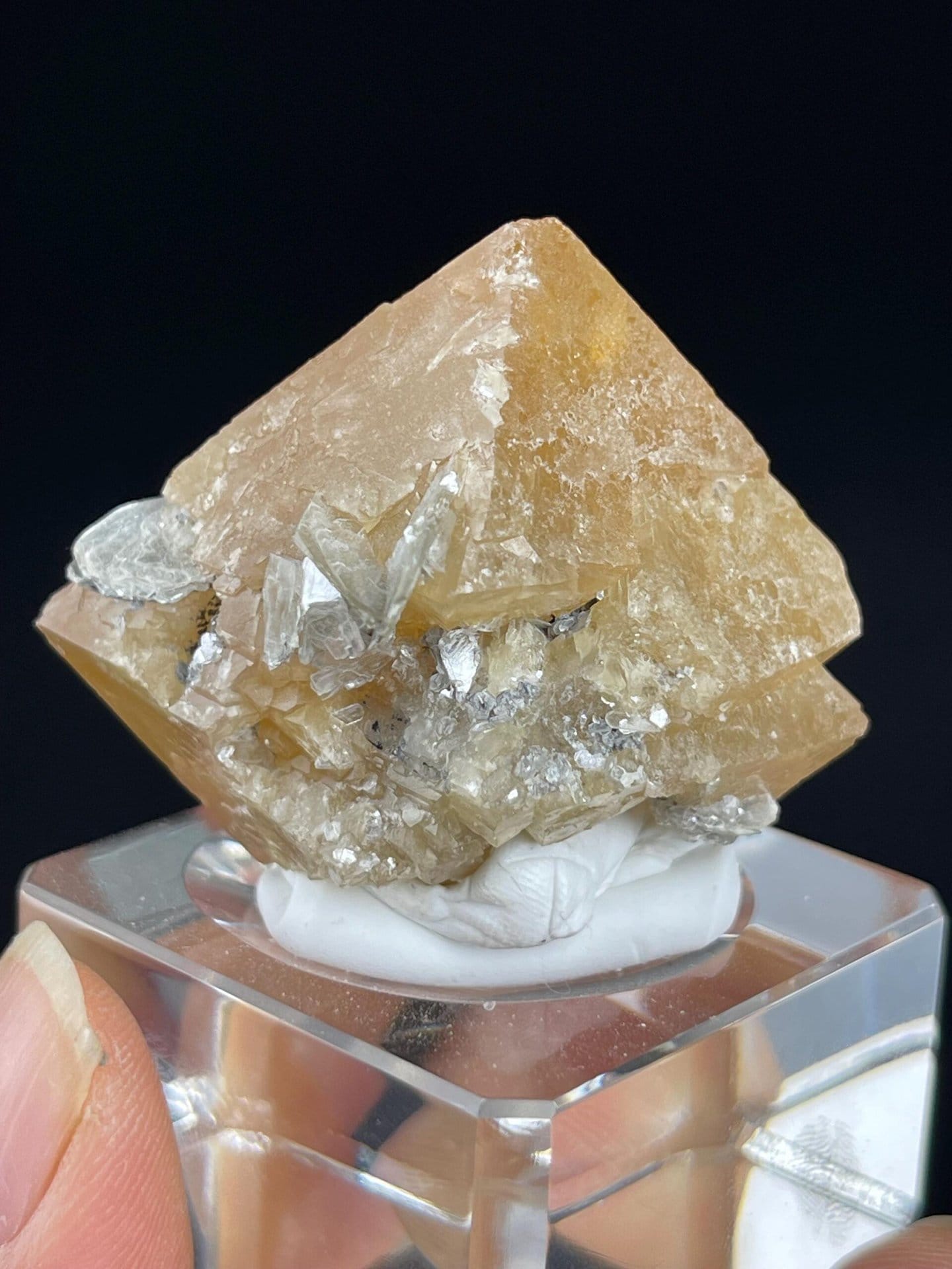 Adamantine luster on scheelite crystal faces