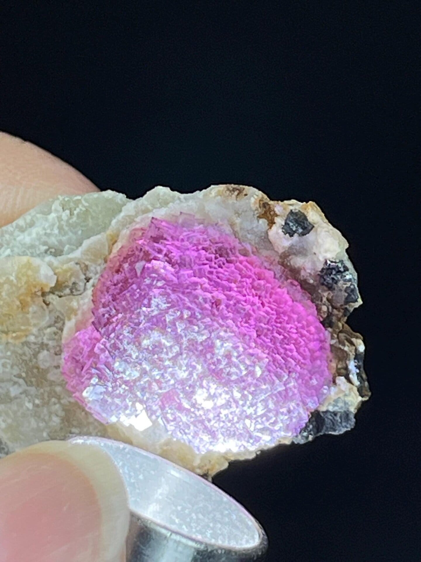 Vitreous luster on spherical fluorite surfaces