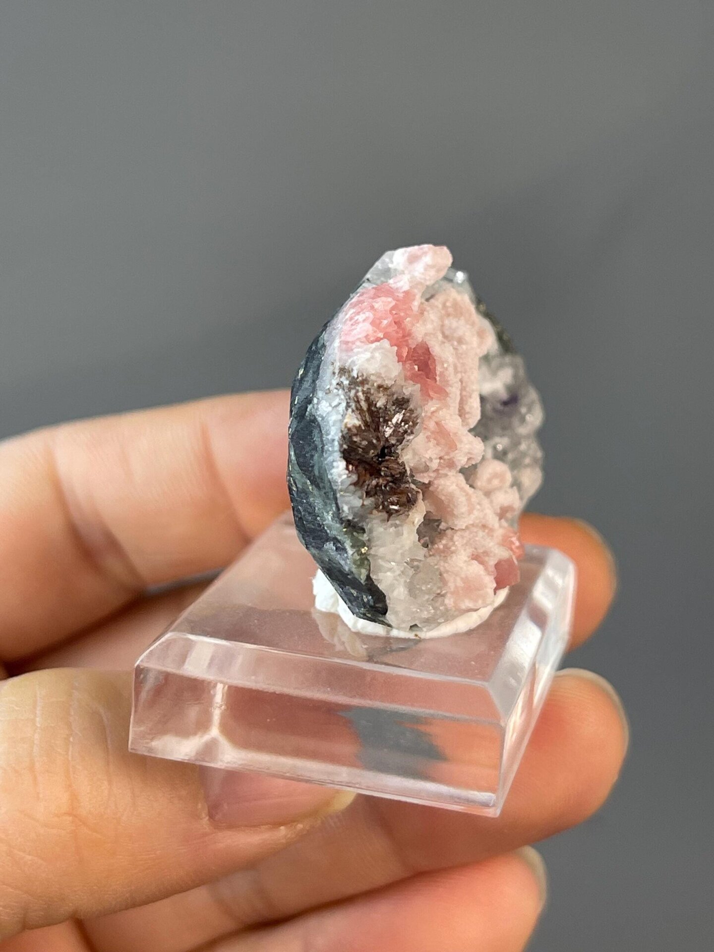 Vitreous to pearly luster on rhodochrosite surface