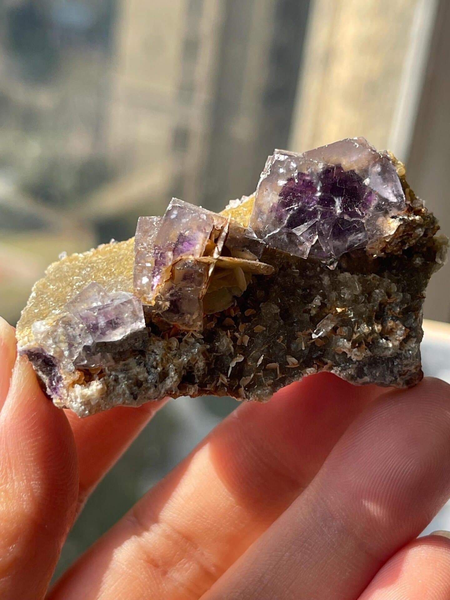 Geometric tri-twin formation in fluorite crystal
