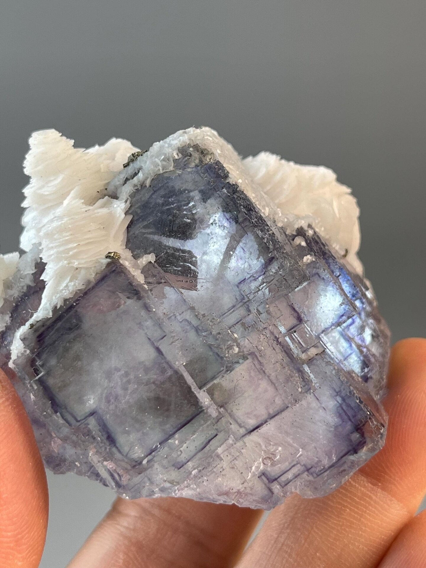 Side view of fluorite and calcite specimen from Yaogangxian