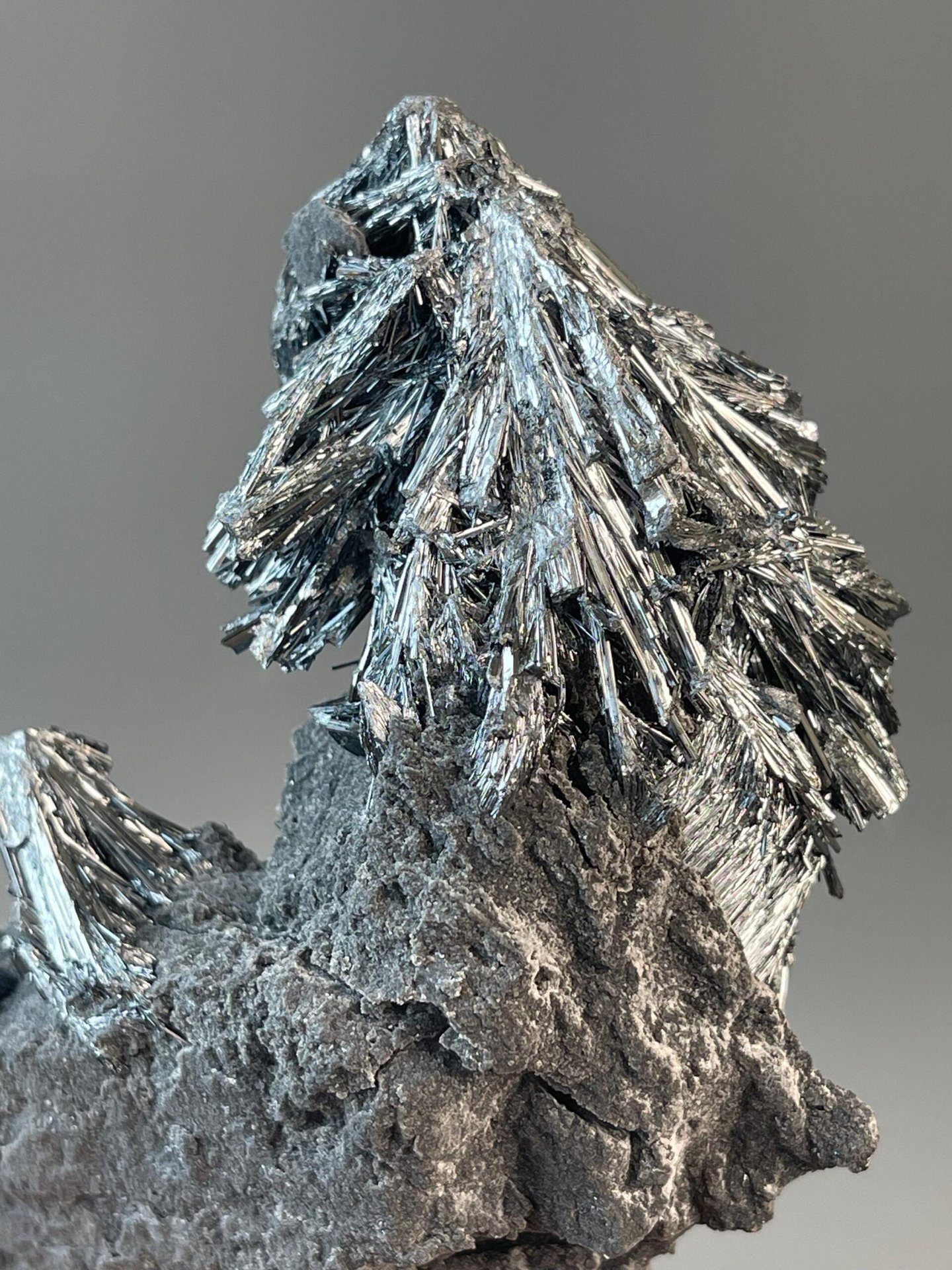 Multiple crossing stibnite crystal blades