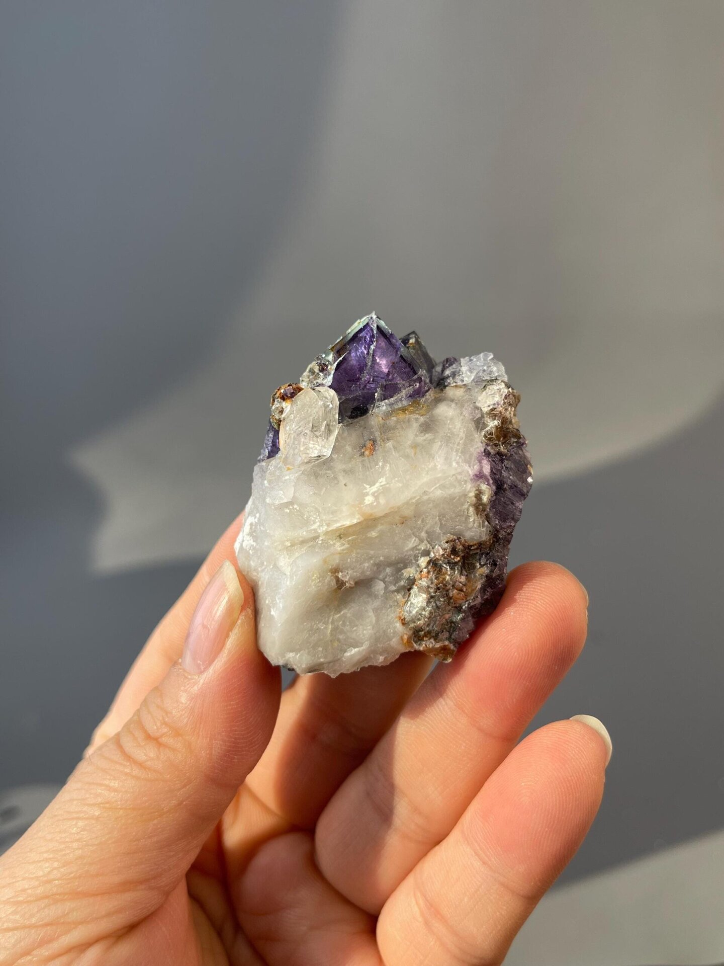 Twinned cubic growth of deep purple fluorite