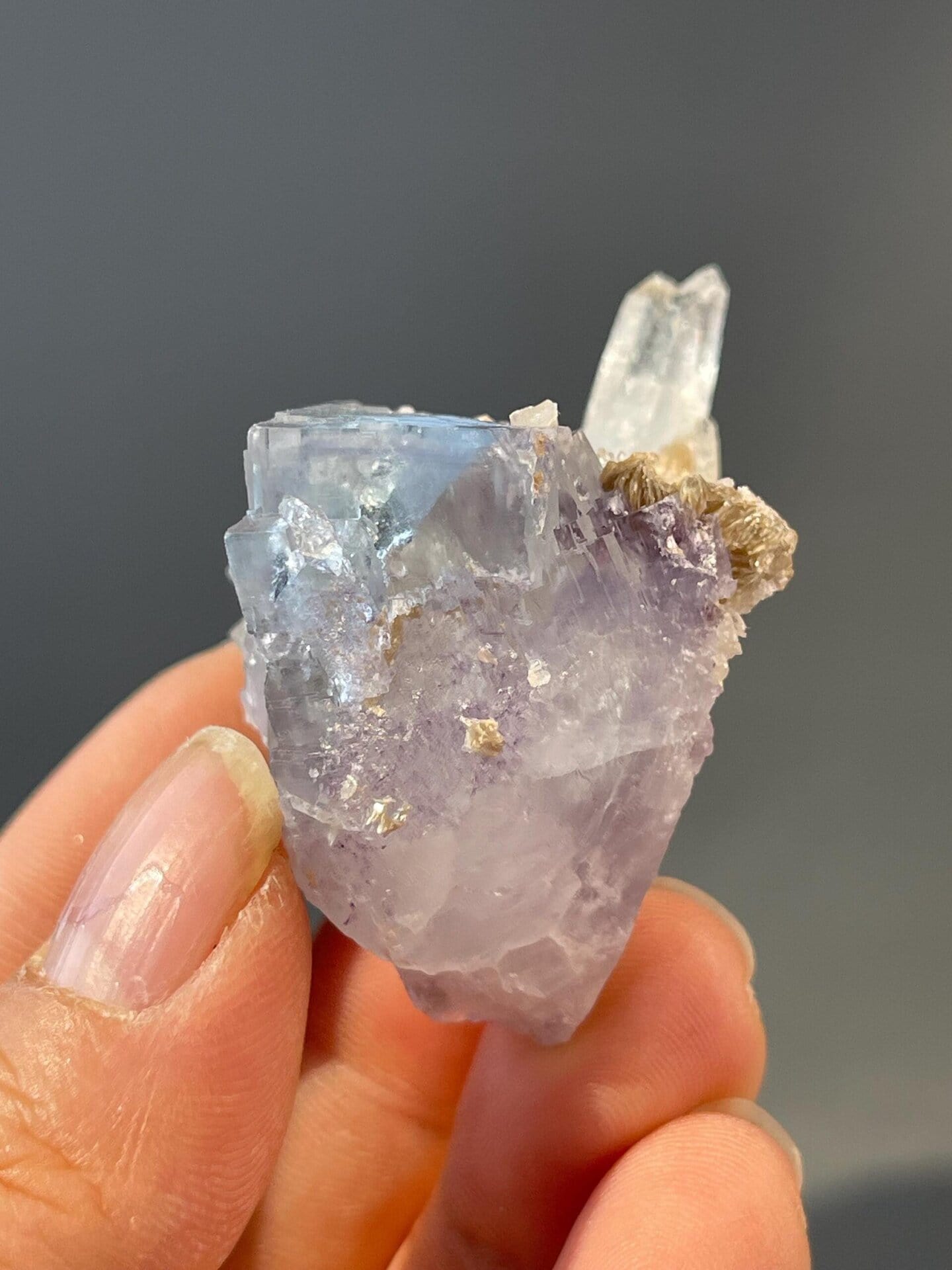 Front view of blue fluorite with quartz crystal from Yaogangxian