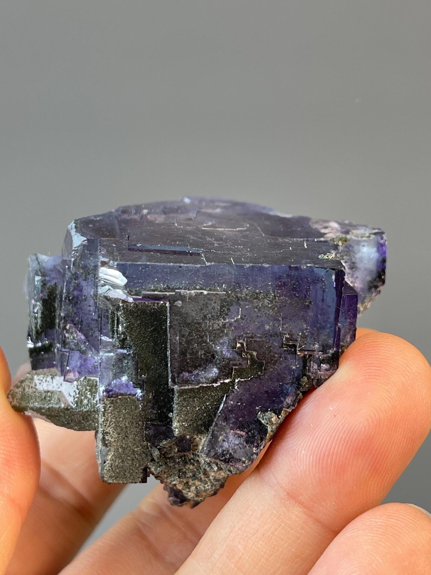 Fluorite twin crystal luster and transparency