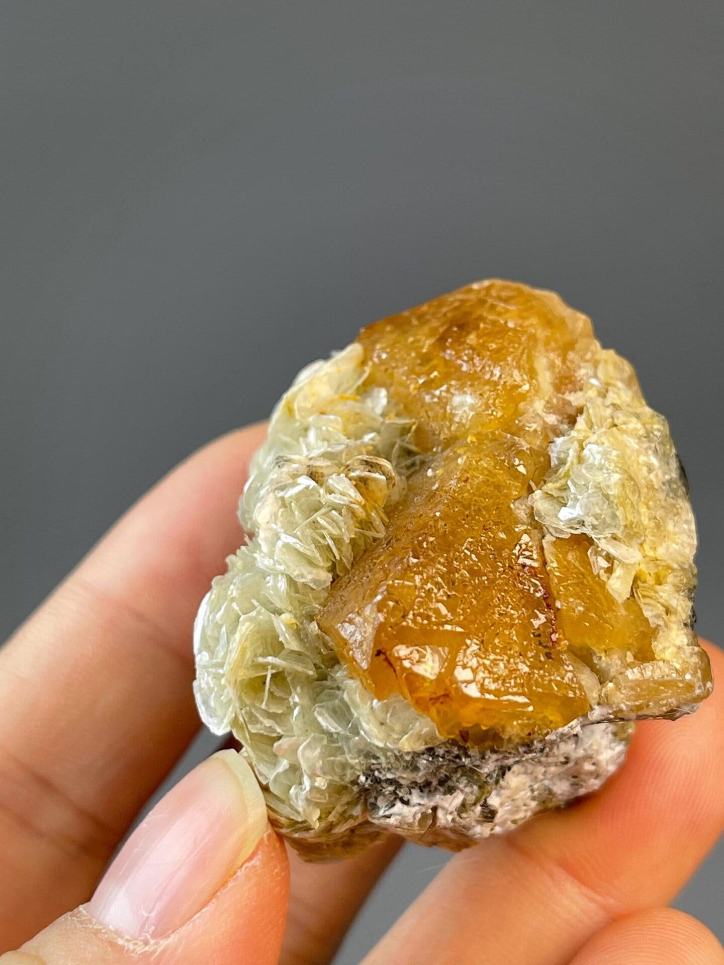 White to cream scheelite with octahedral twinned habit