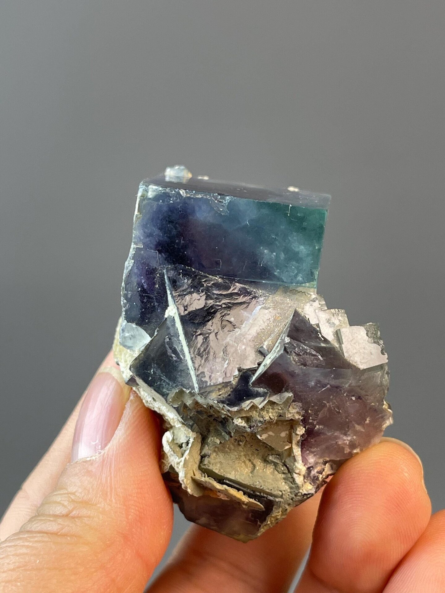 Blue CaF₂ fluorite from Yindu with blue and purple phantoms