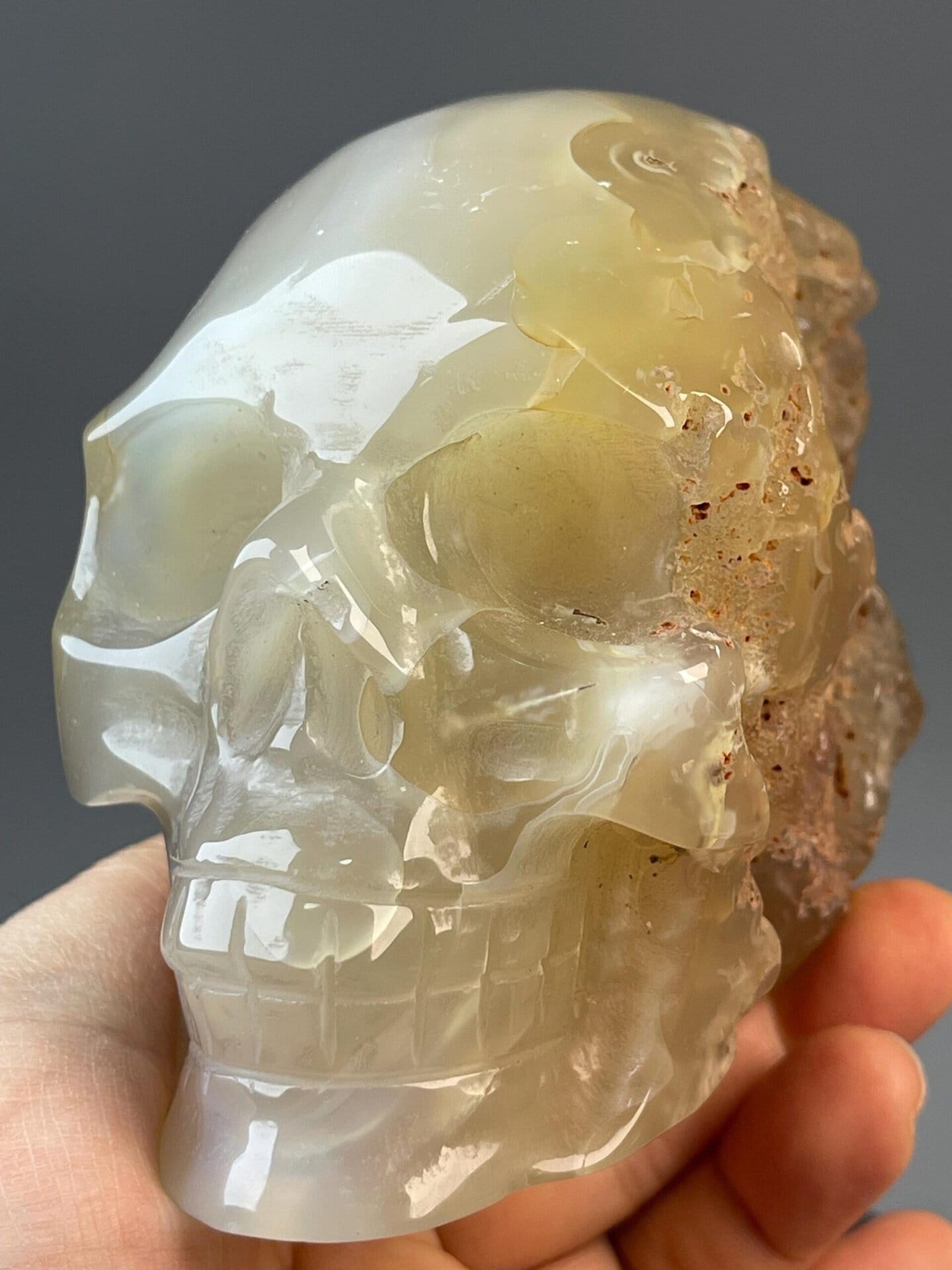 SiO₂ chalcedony agate carved into skull form with flower pattern