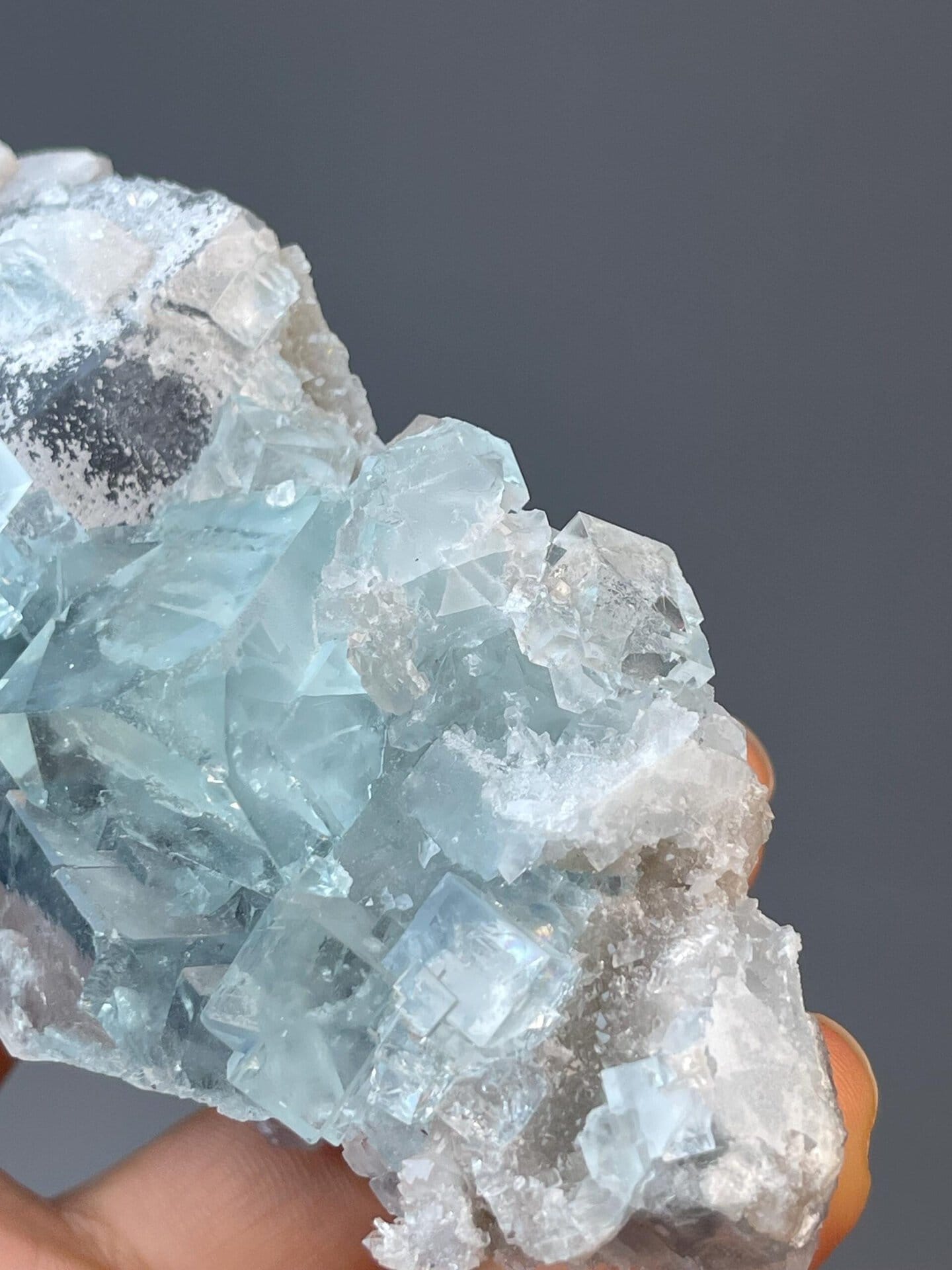 Blue CaF₂ fluorite with well-defined cubic crystal form