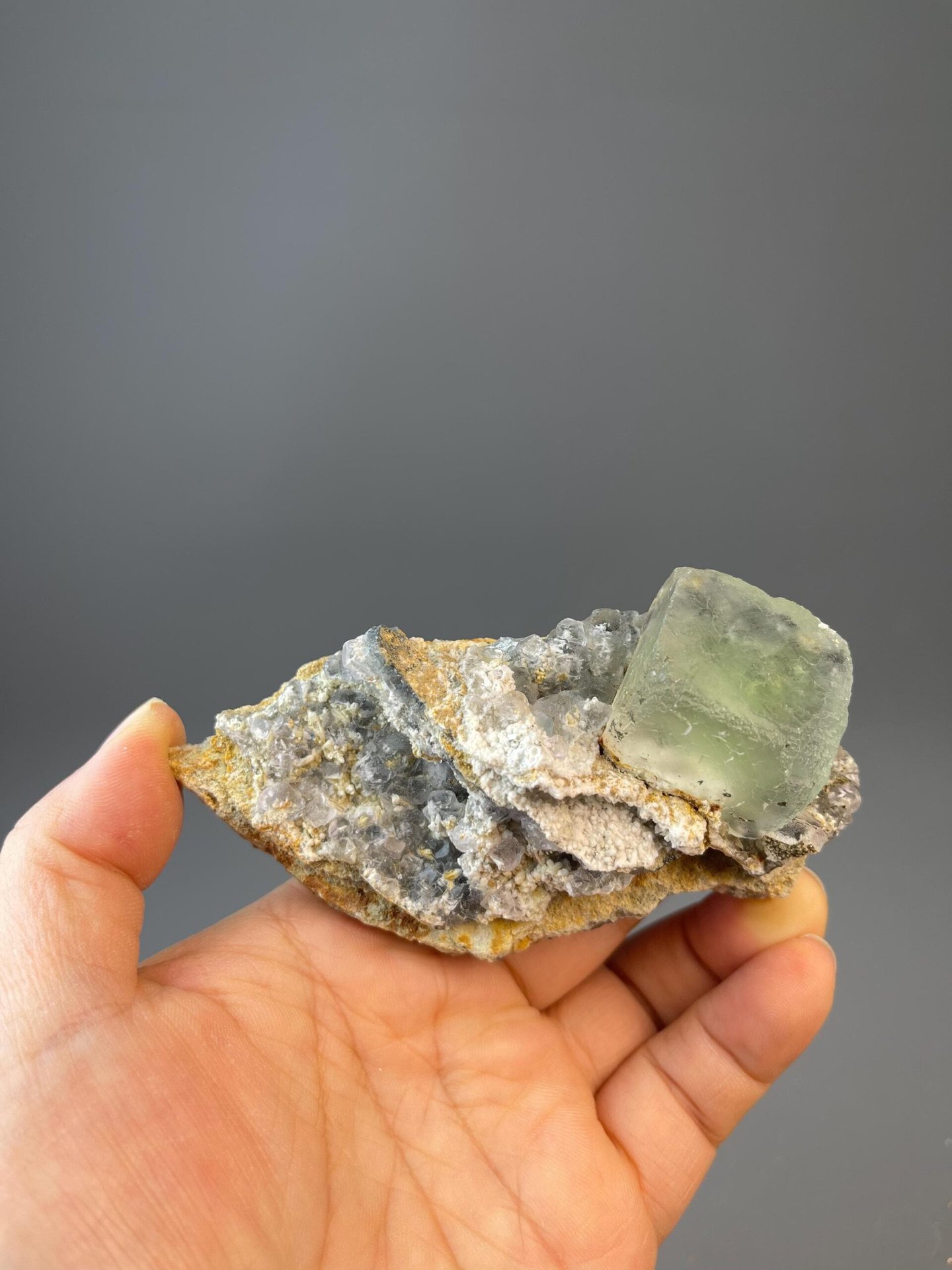 Single dominant green fluorite cube from Xianghualing Mine