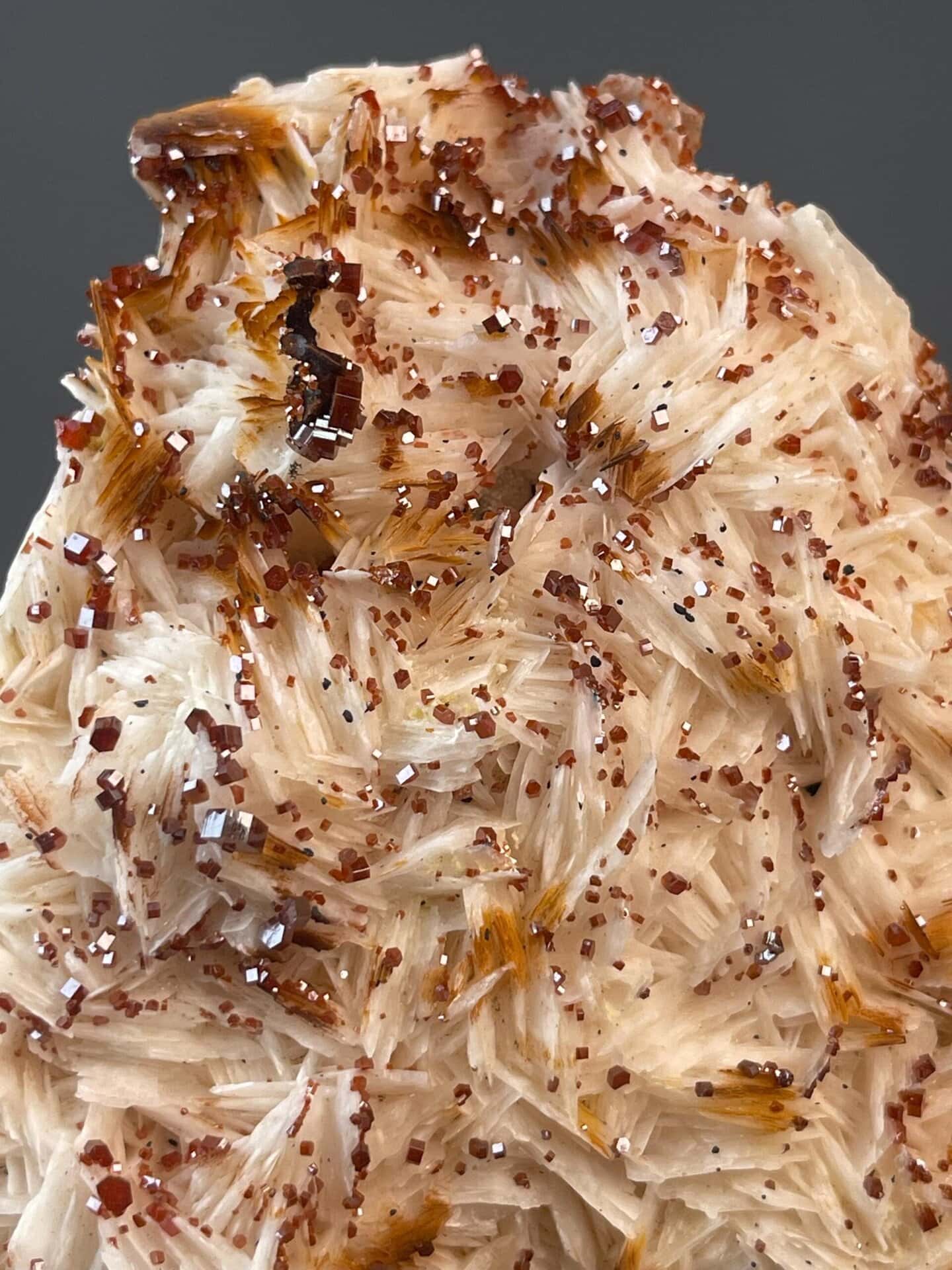 Pb₅(VO₄)₃Cl hexagonal vanadinite with vibrant red prisms