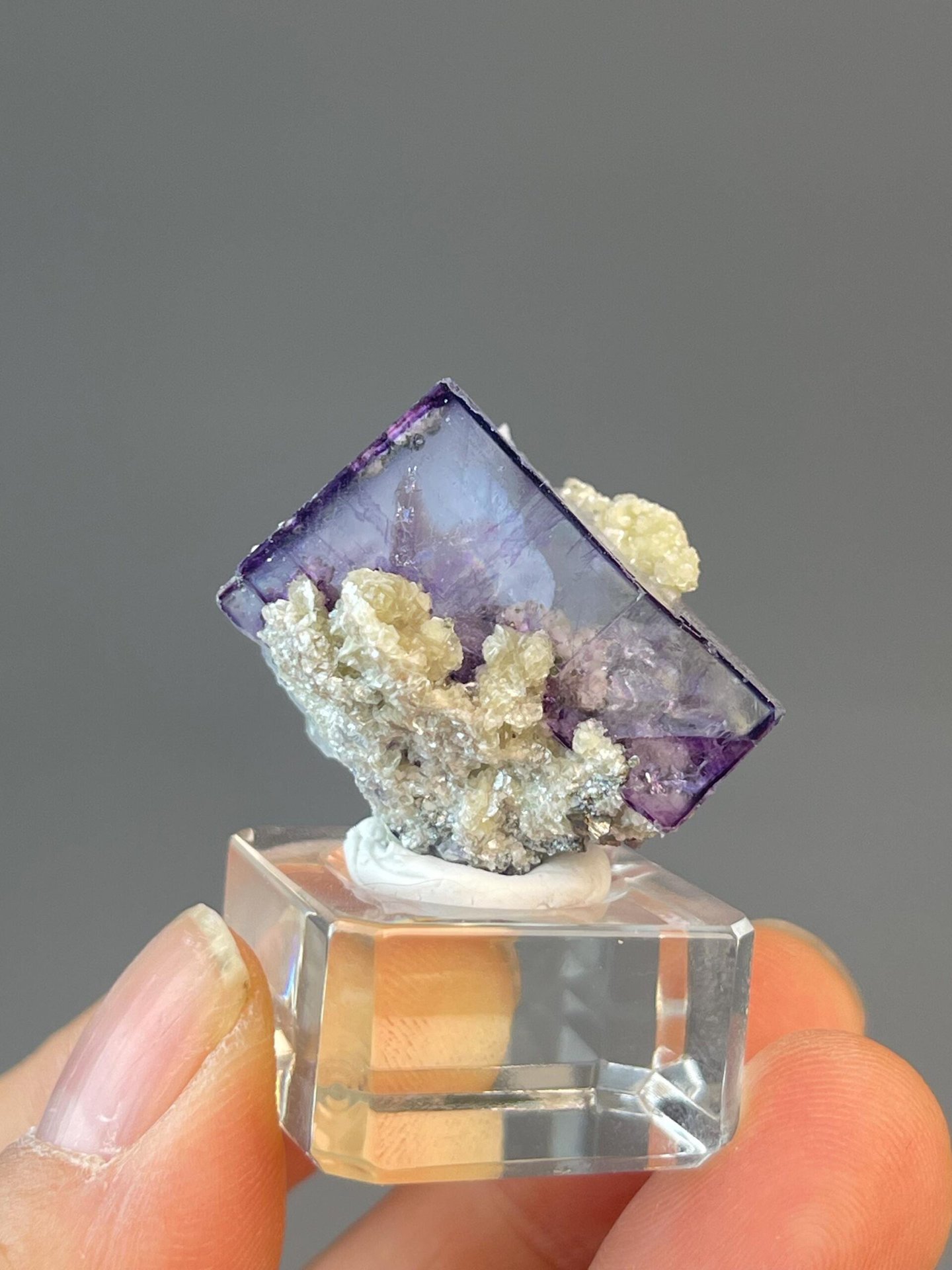 CaF₂ isometric purple fluorite with transparent window and phantom
