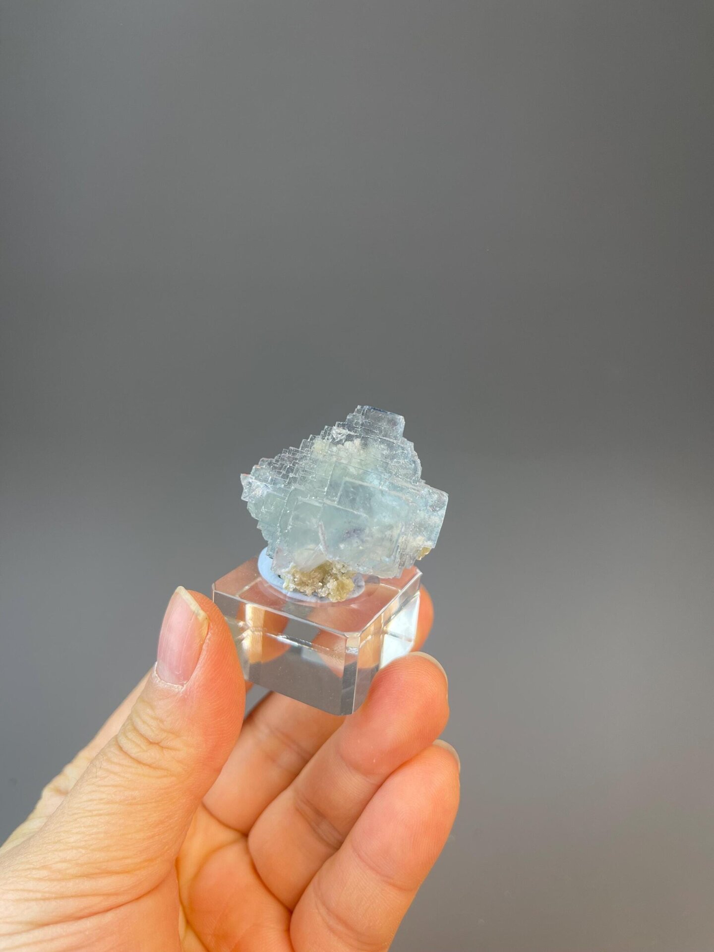CaF₂ isometric fluorite with celestial blue coloration and phantom