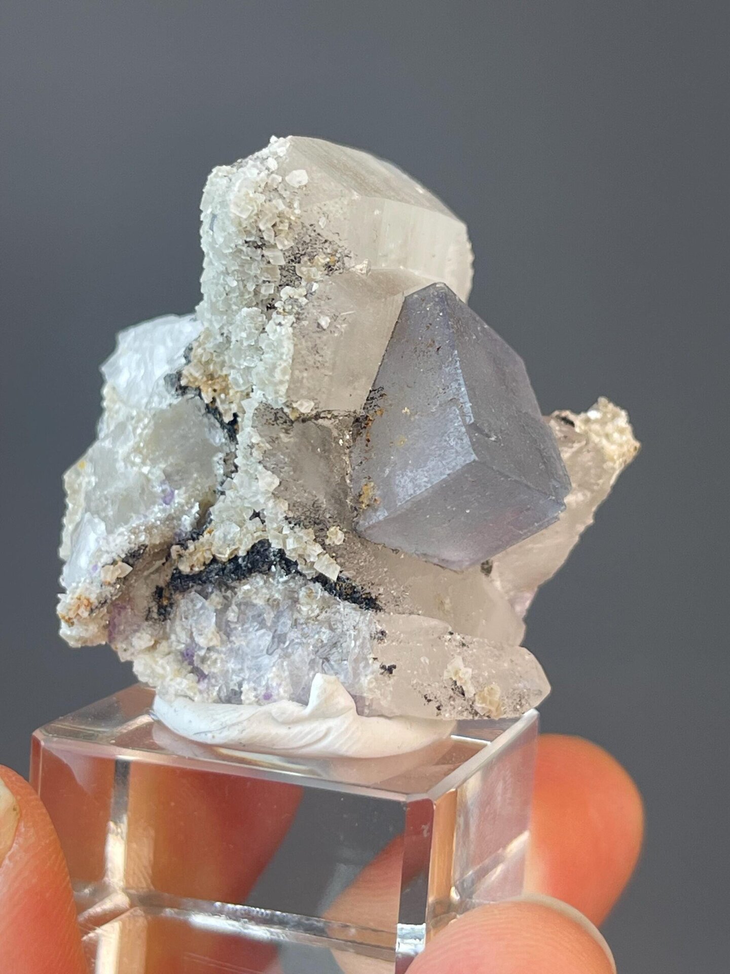 Yaogangxian blue fluorite associated with quartz crystal columns