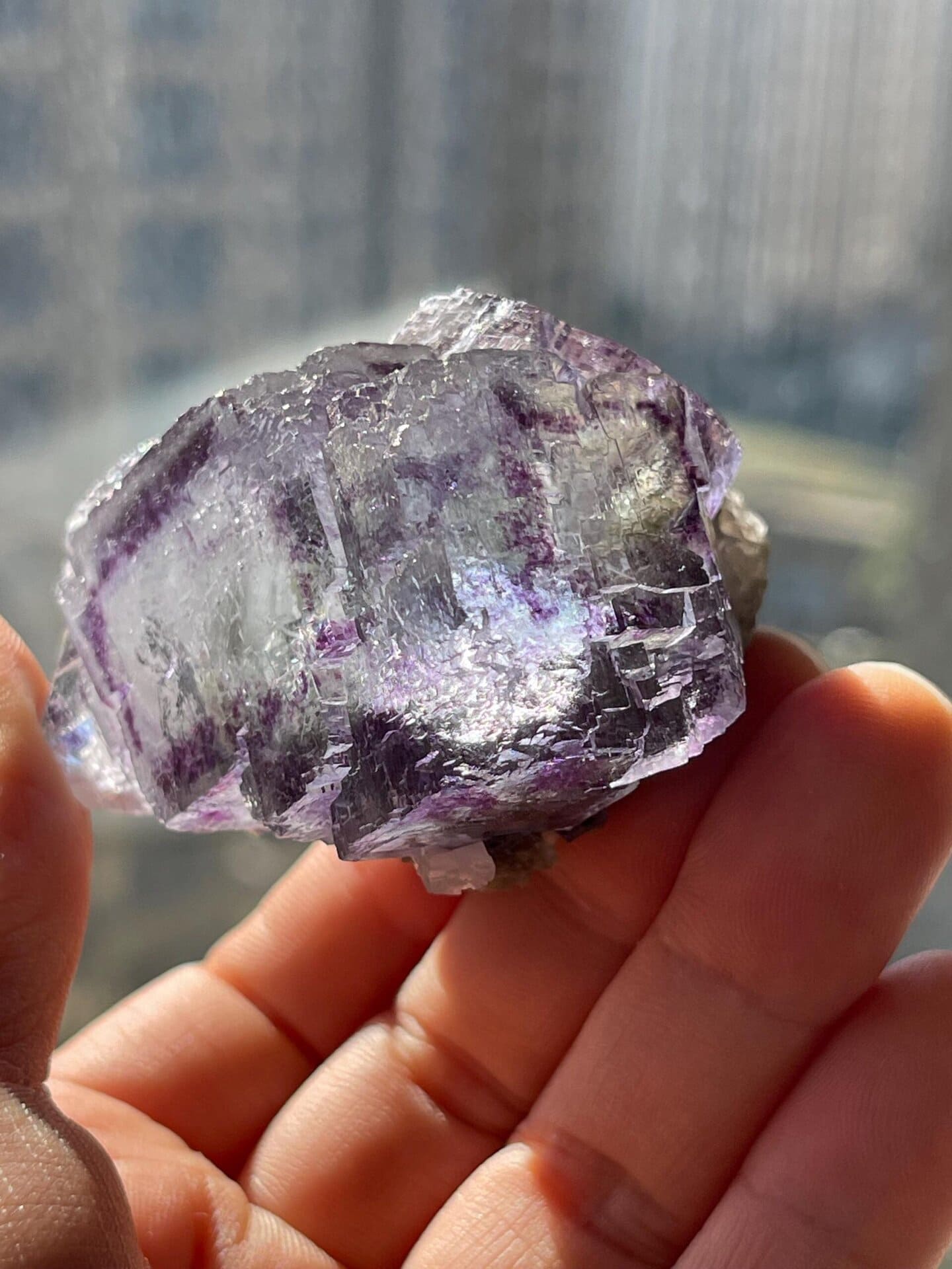 Color gradient of purple-blue in Yaogangxian fluorite