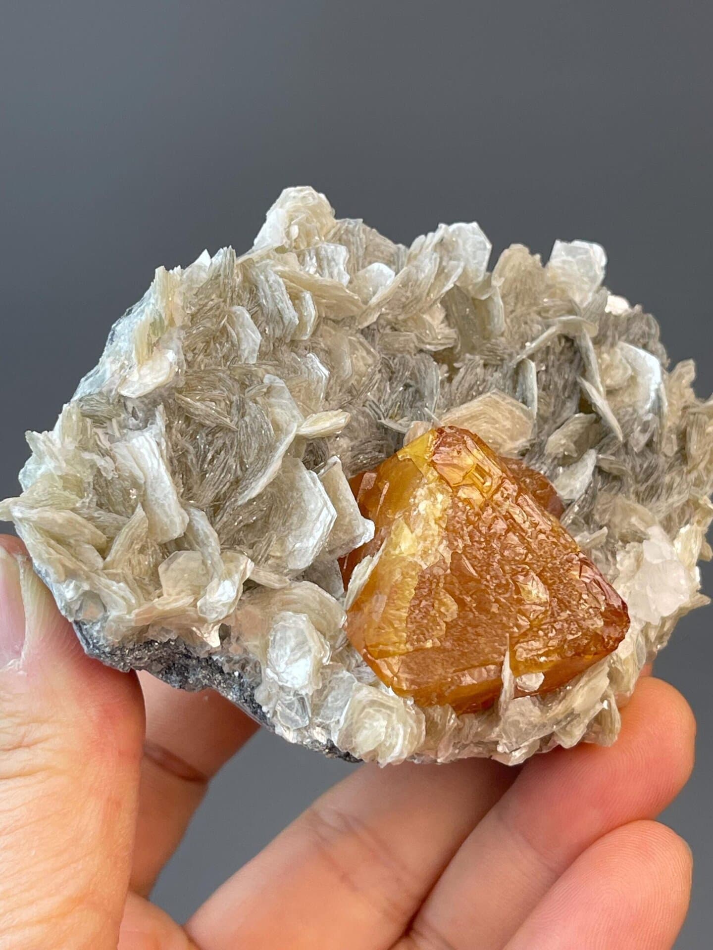 Side view of scheelite octahedron showing symmetry