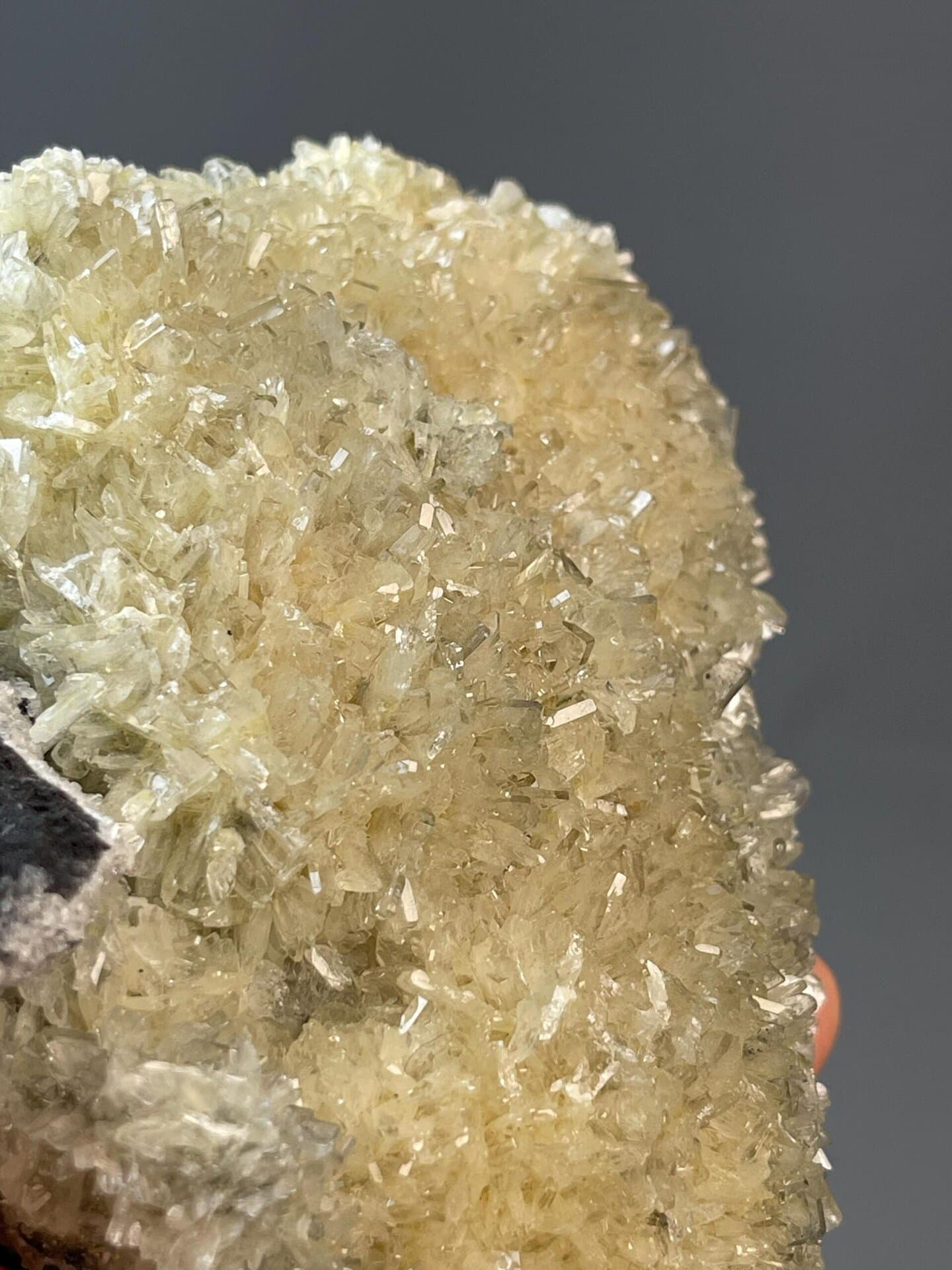 Glassy transparency of vanadinite crystals