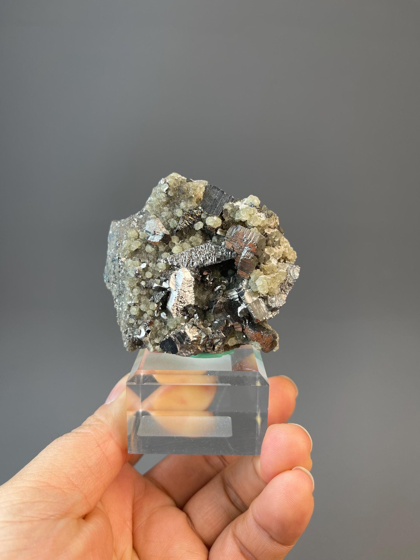 CuFeS₂ tetragonal chalcopyrite with FeS₂ pyrite association