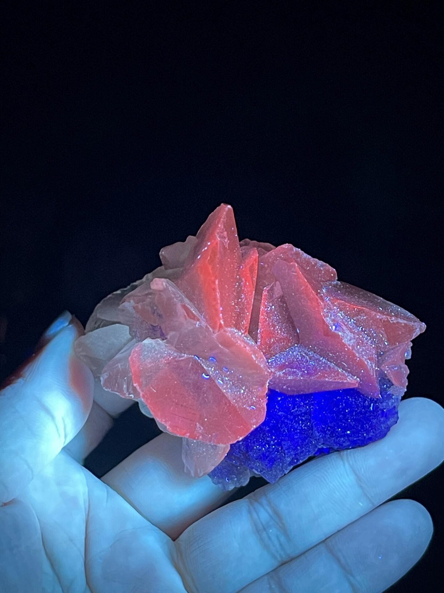 UV fluorescent calcite under shortwave UV light