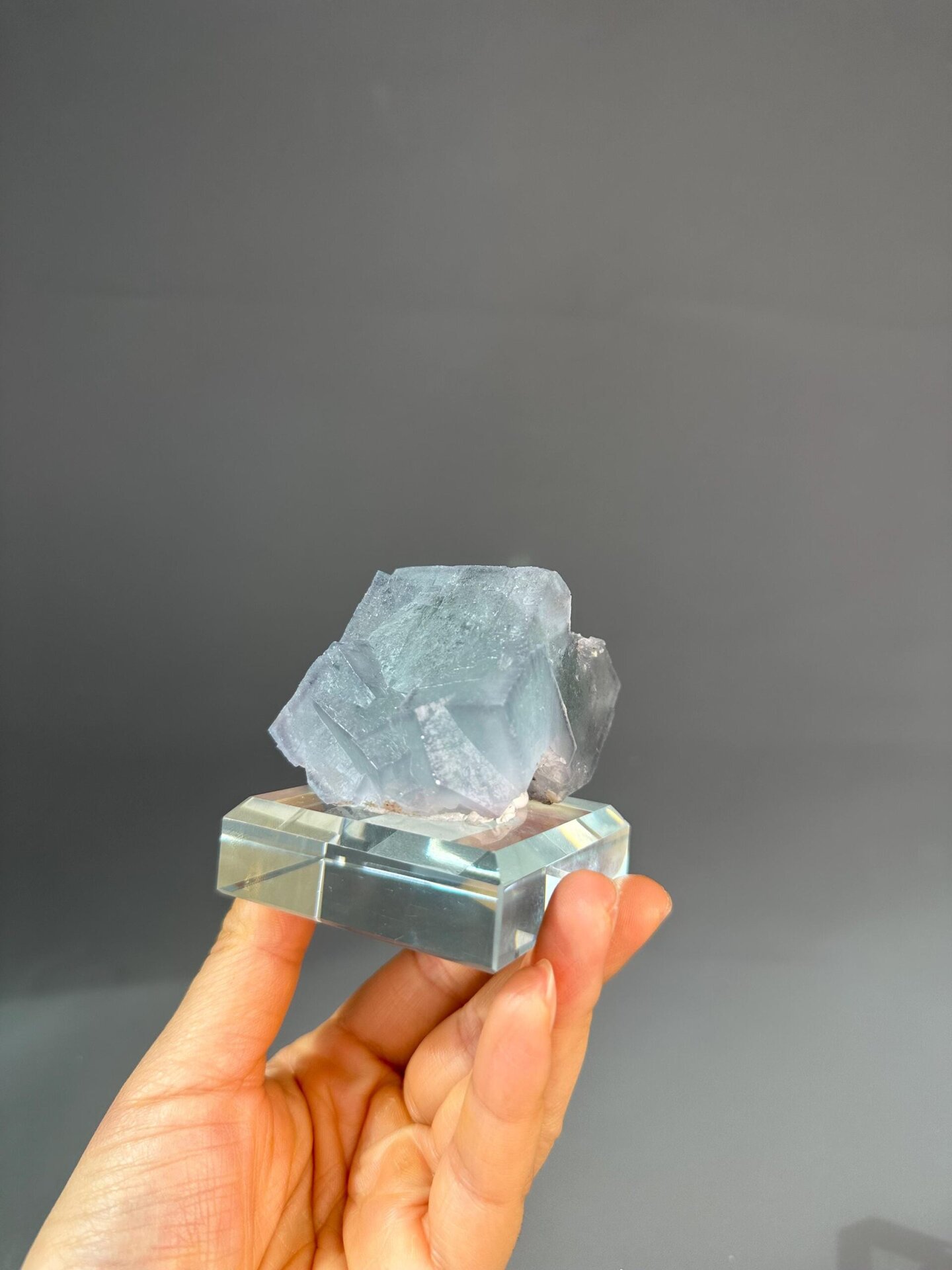 Purple-blue coloration on interpenetrating fluorite twin
