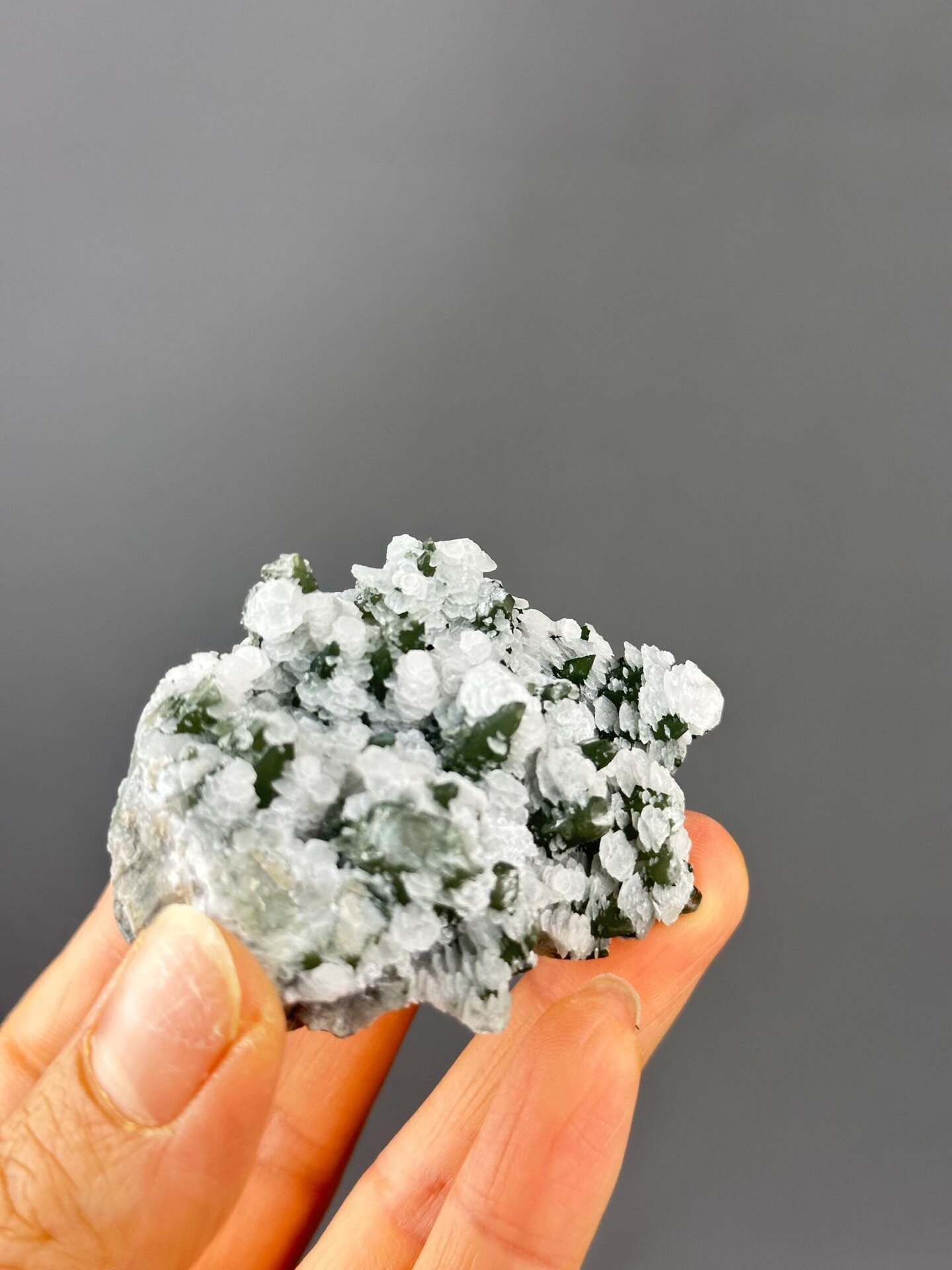 Flower calcite and green quartz under UV fluorescence