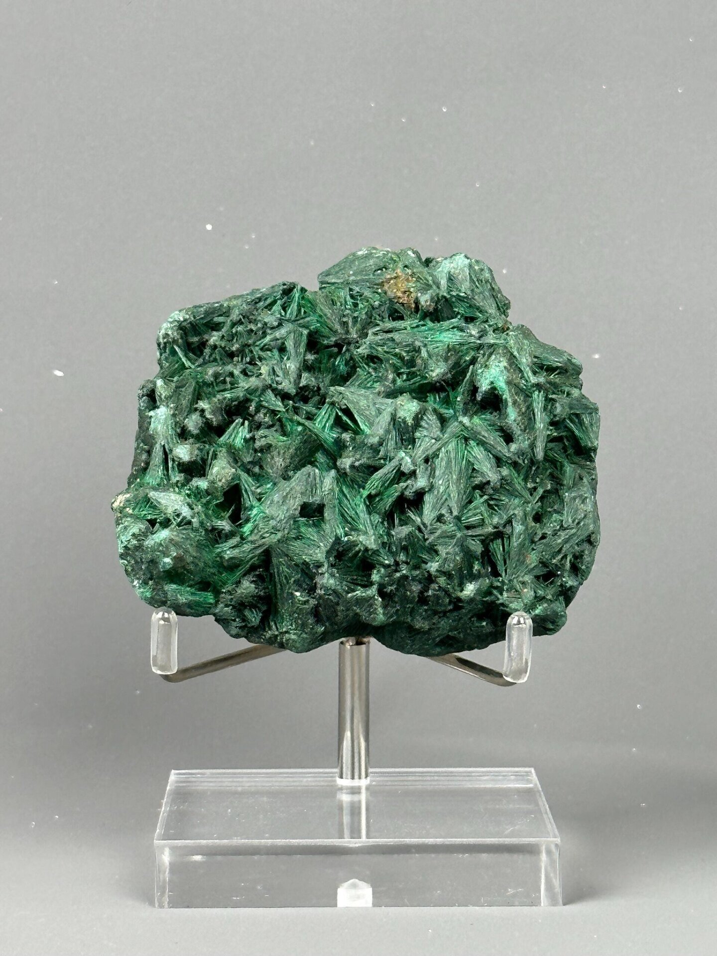 Close-up of acicular malachite needle crystals