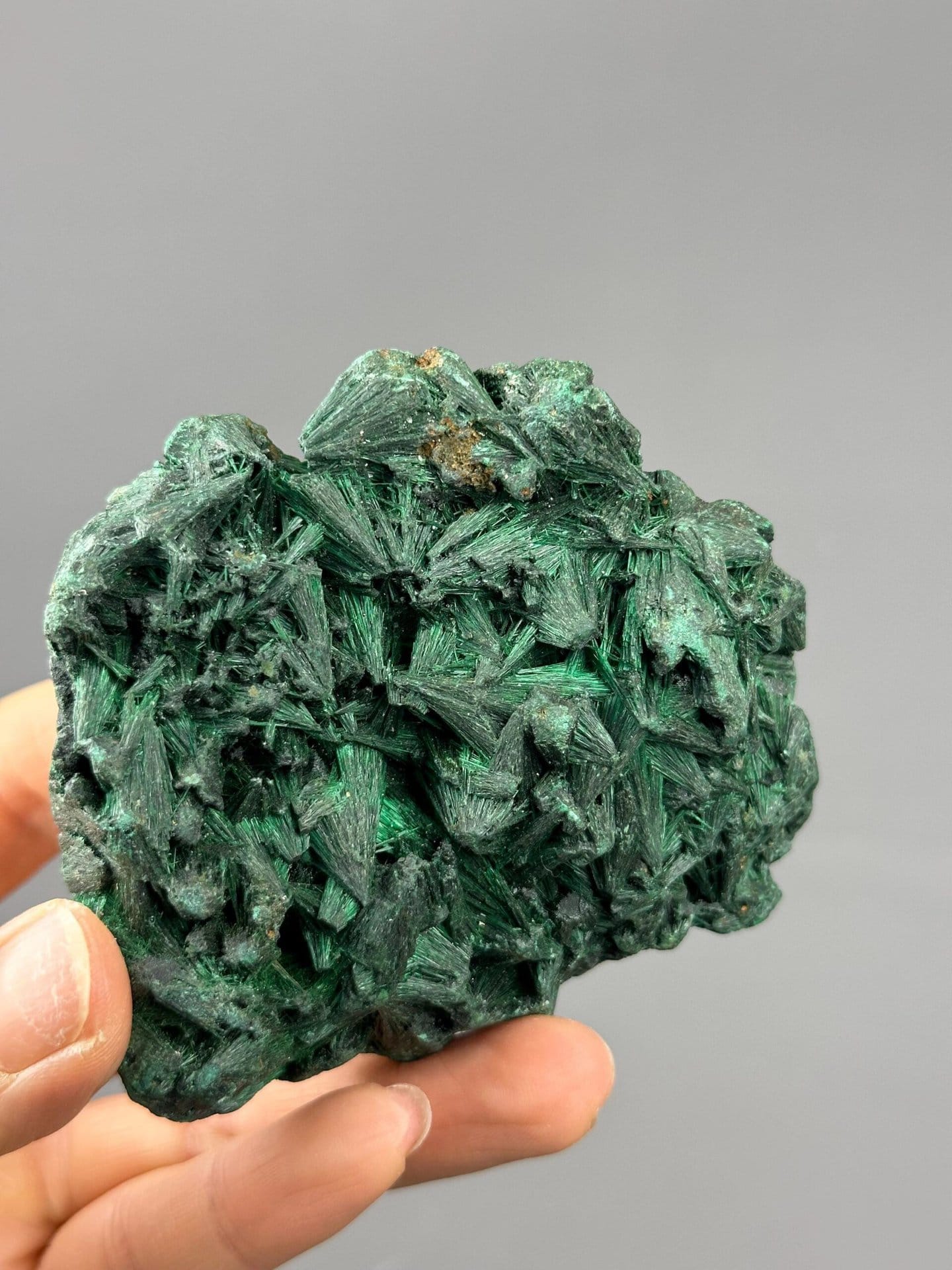 Angled view of malachite acicular crystal formation