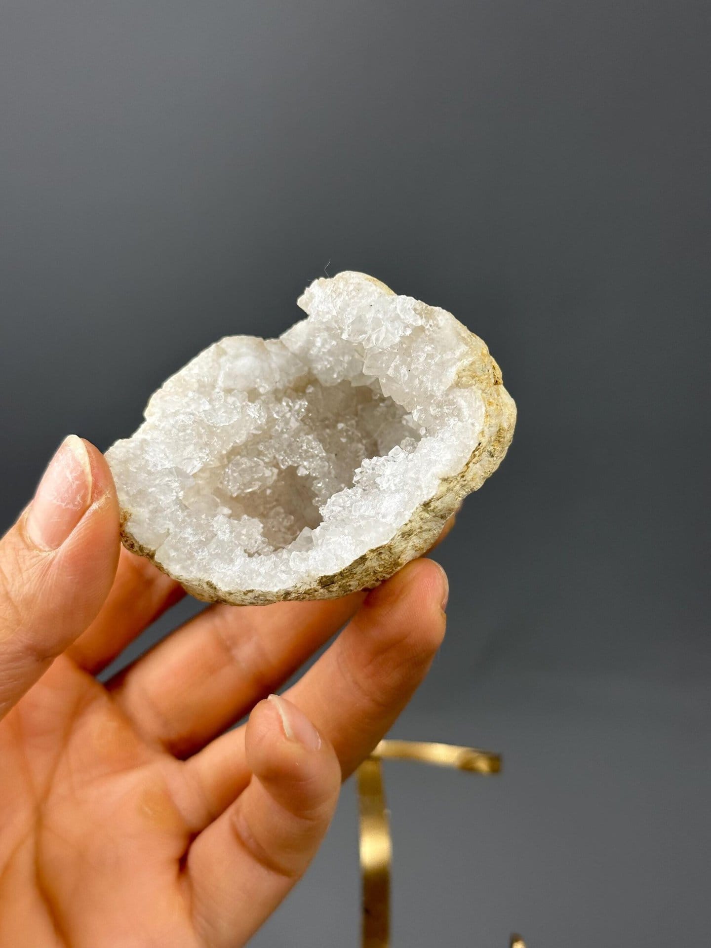 Rough exterior of quartz geode on gold mount