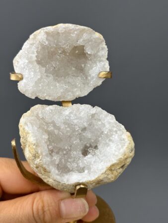 Exquisite Quartz Geode - Handcrafted Sparkle - Artisanal Design - Elegant Home Décor and Gift