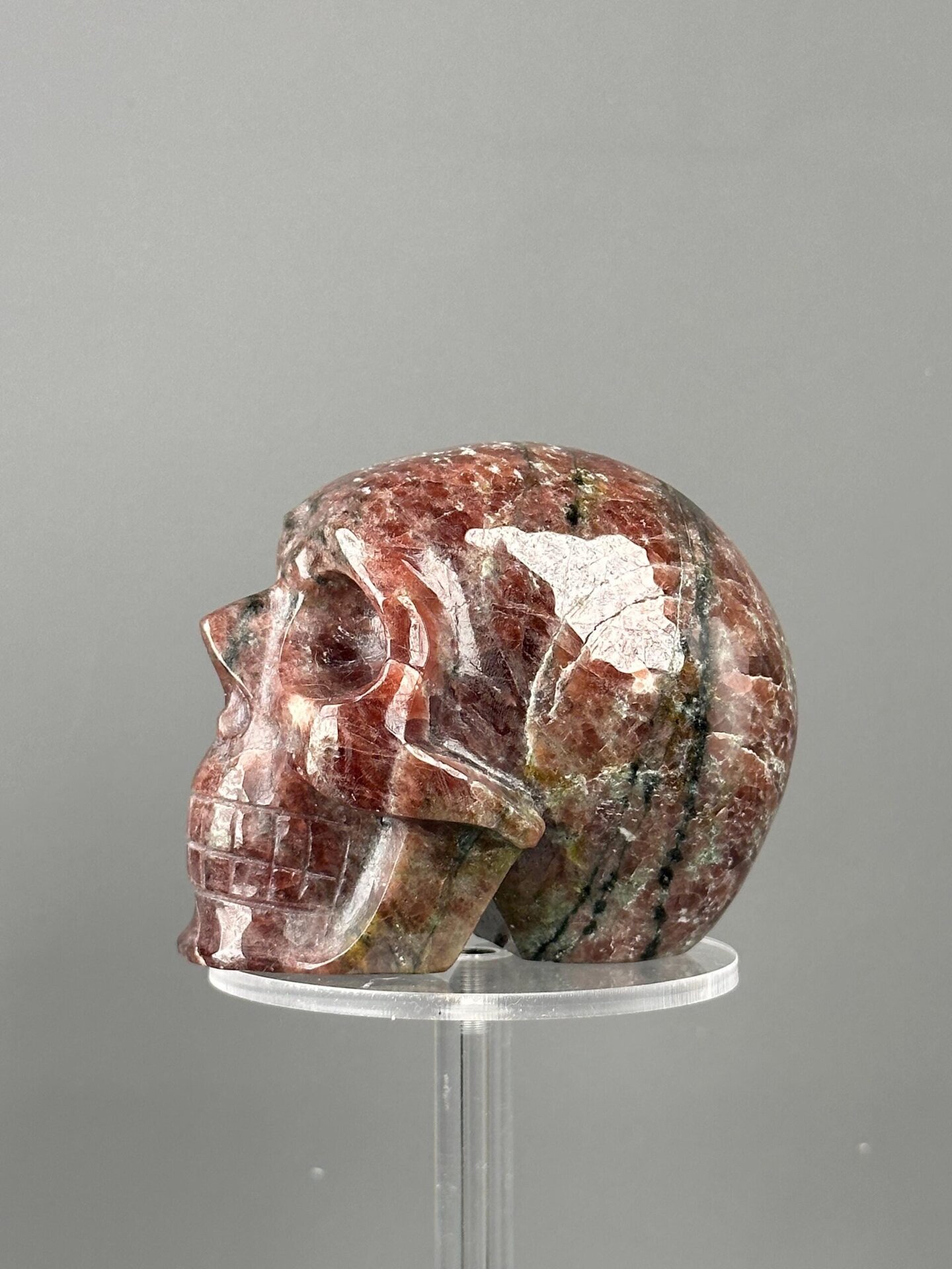 Skull crown and top garnet carving detail