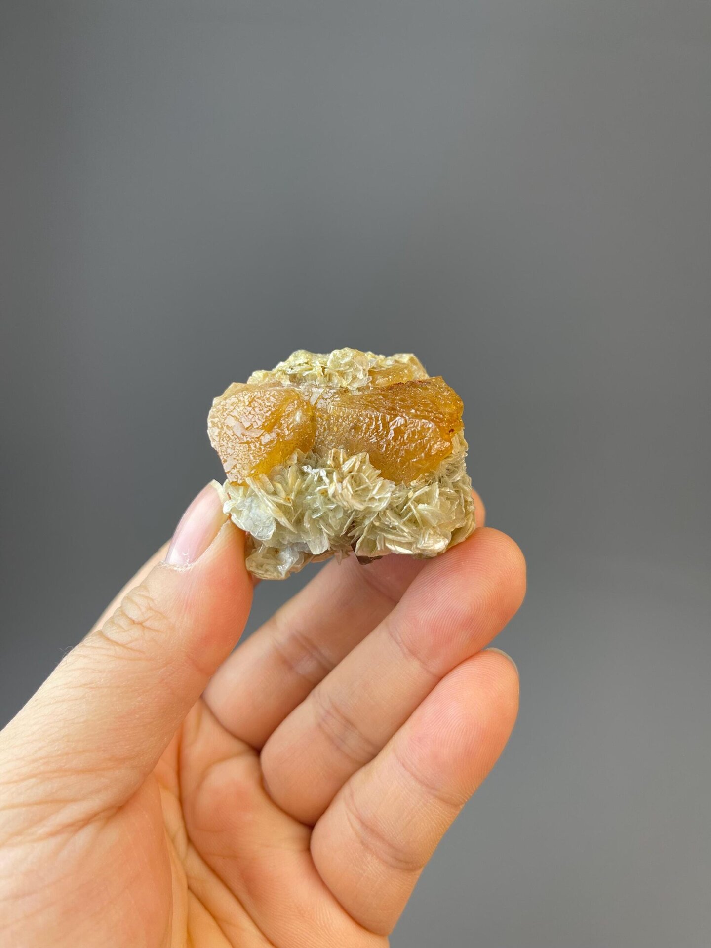 CaWO₄ tetragonal scheelite with twinned octahedral crystal habit