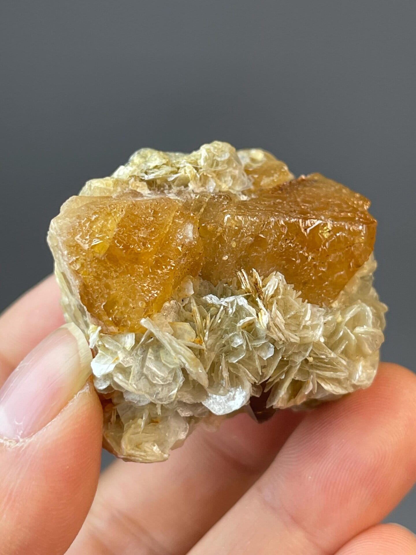 Scheelite twinned octahedral, 2.82 oz, resinous luster
