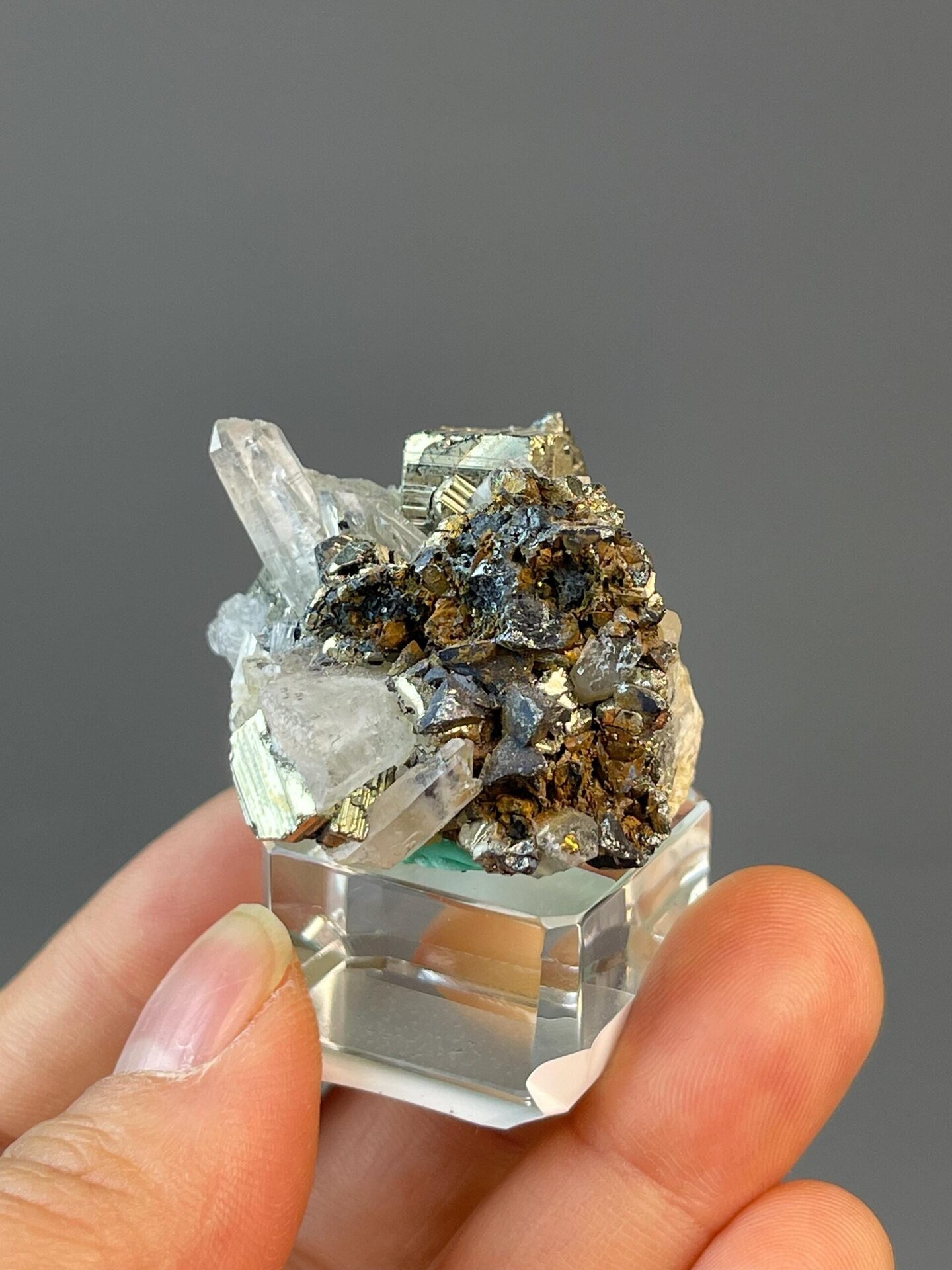 FeS₂ isometric pyrite with elongate columnar stacked cubic habit