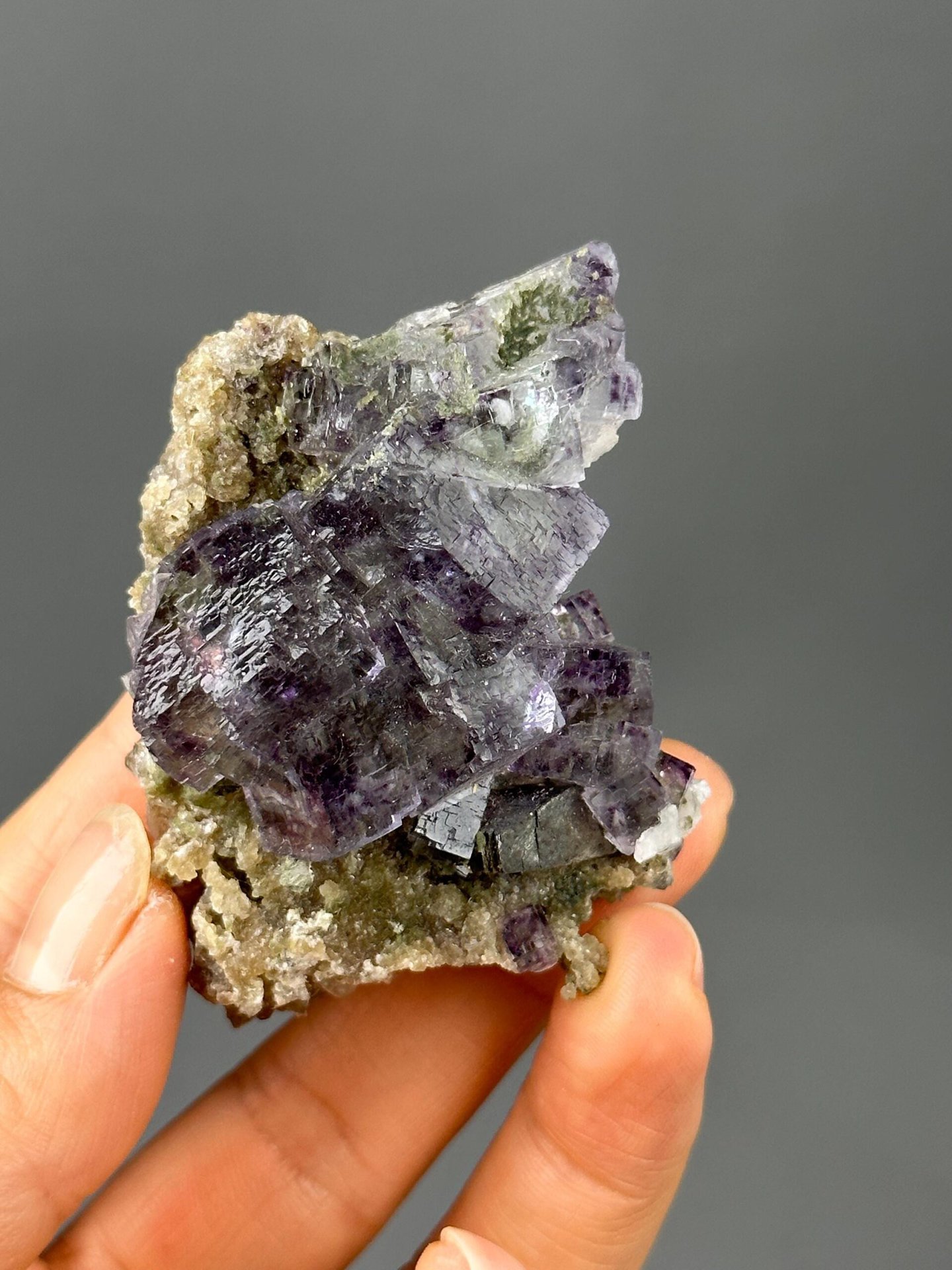 Scale reference of deep purple fluorite with dolomite from YGX