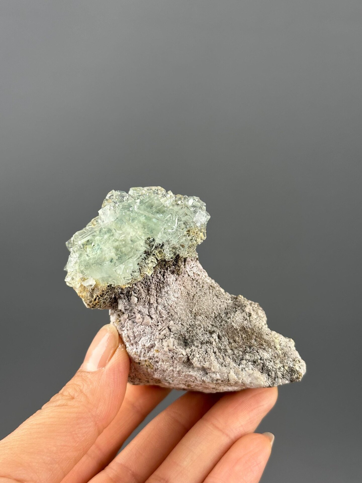 High transparency of green fluorite mushroom crystal