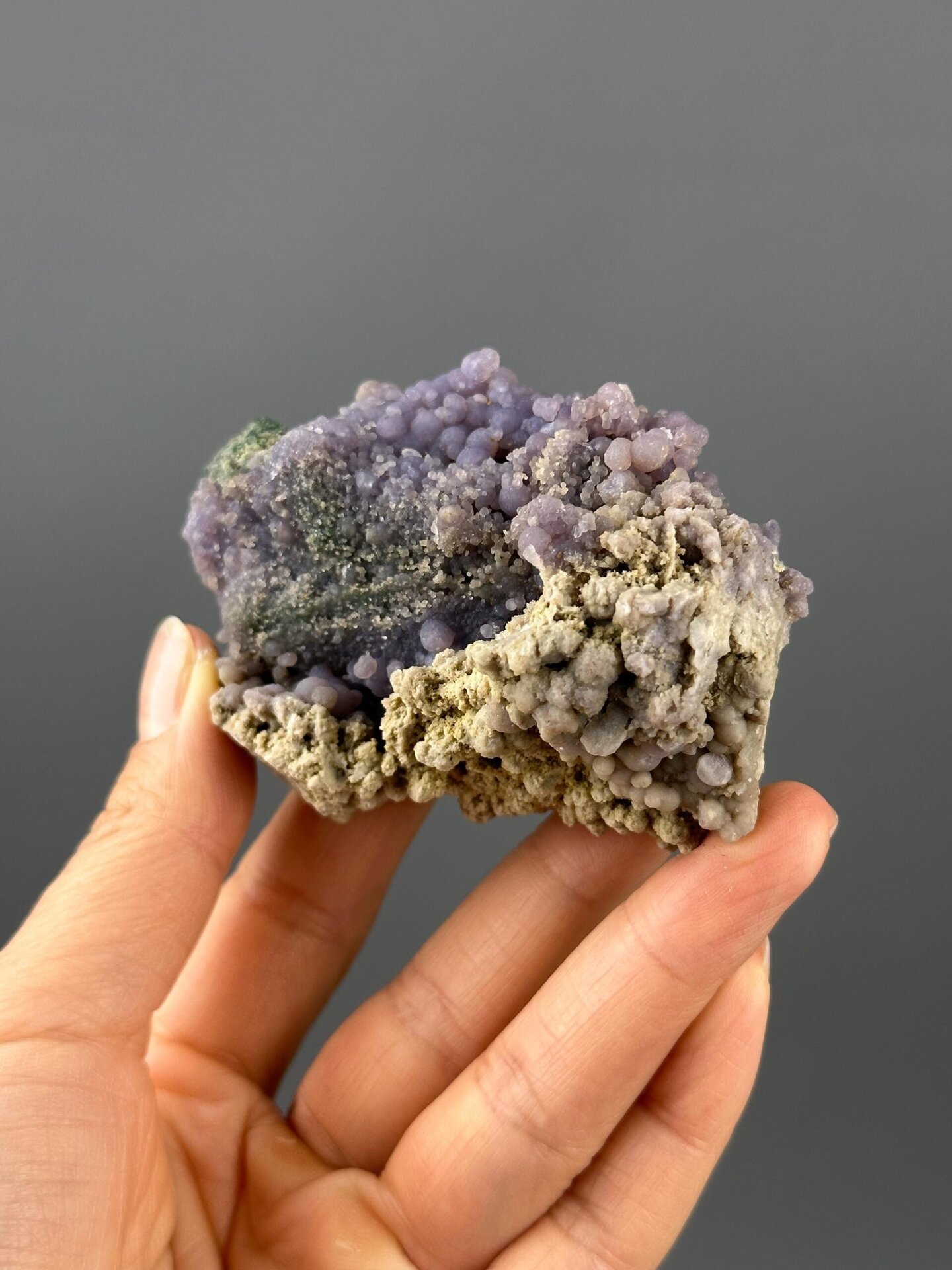 Side view of large deep purple grape agate cluster