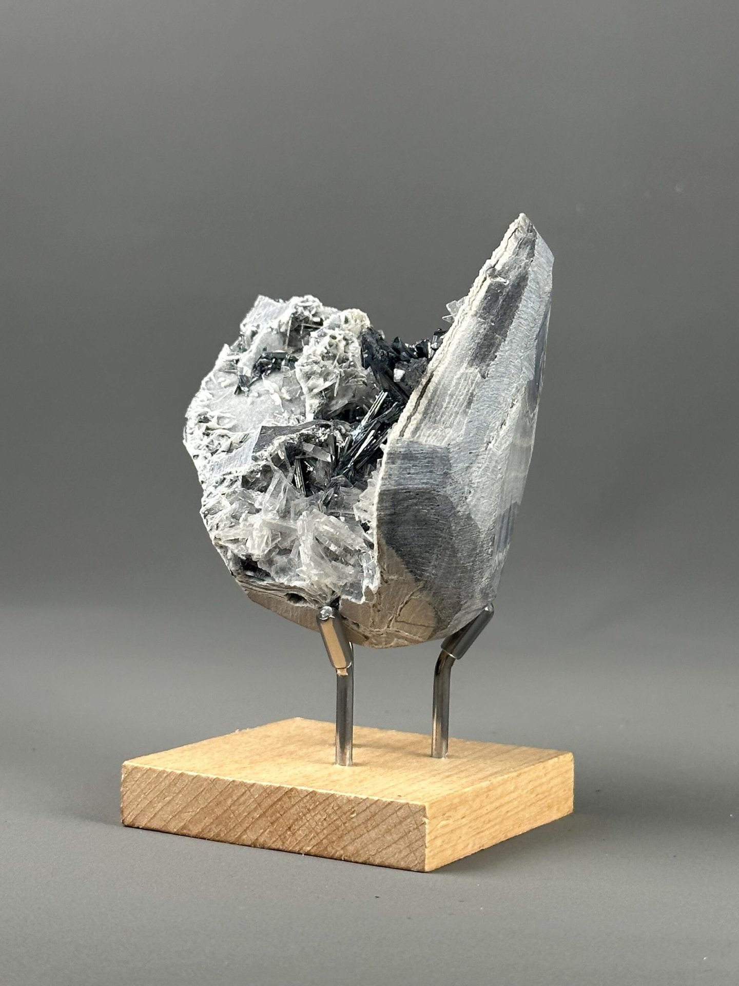 Matrix base stibnite barite mineral association
