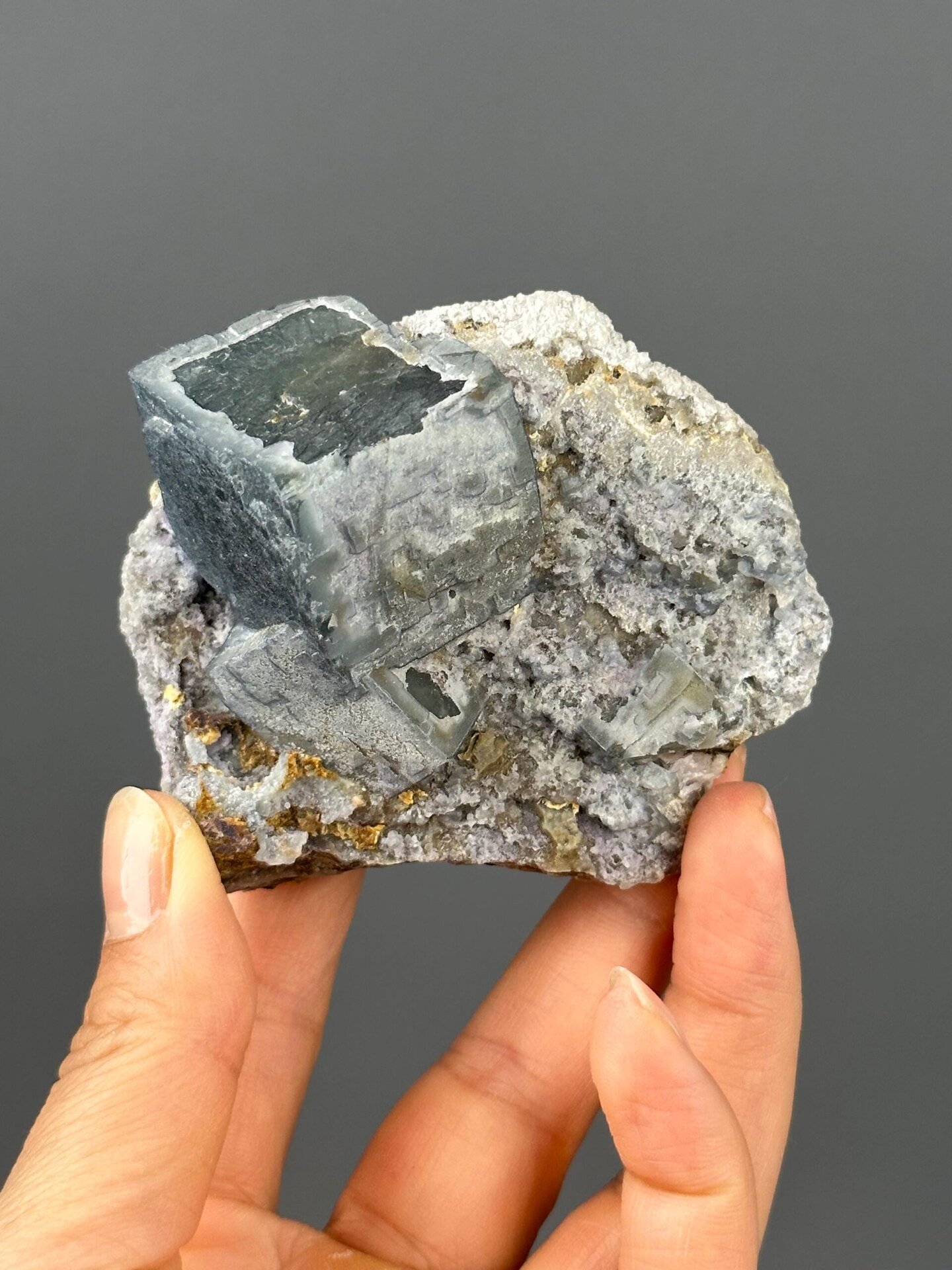 Green fluorite step growth scale reference view
