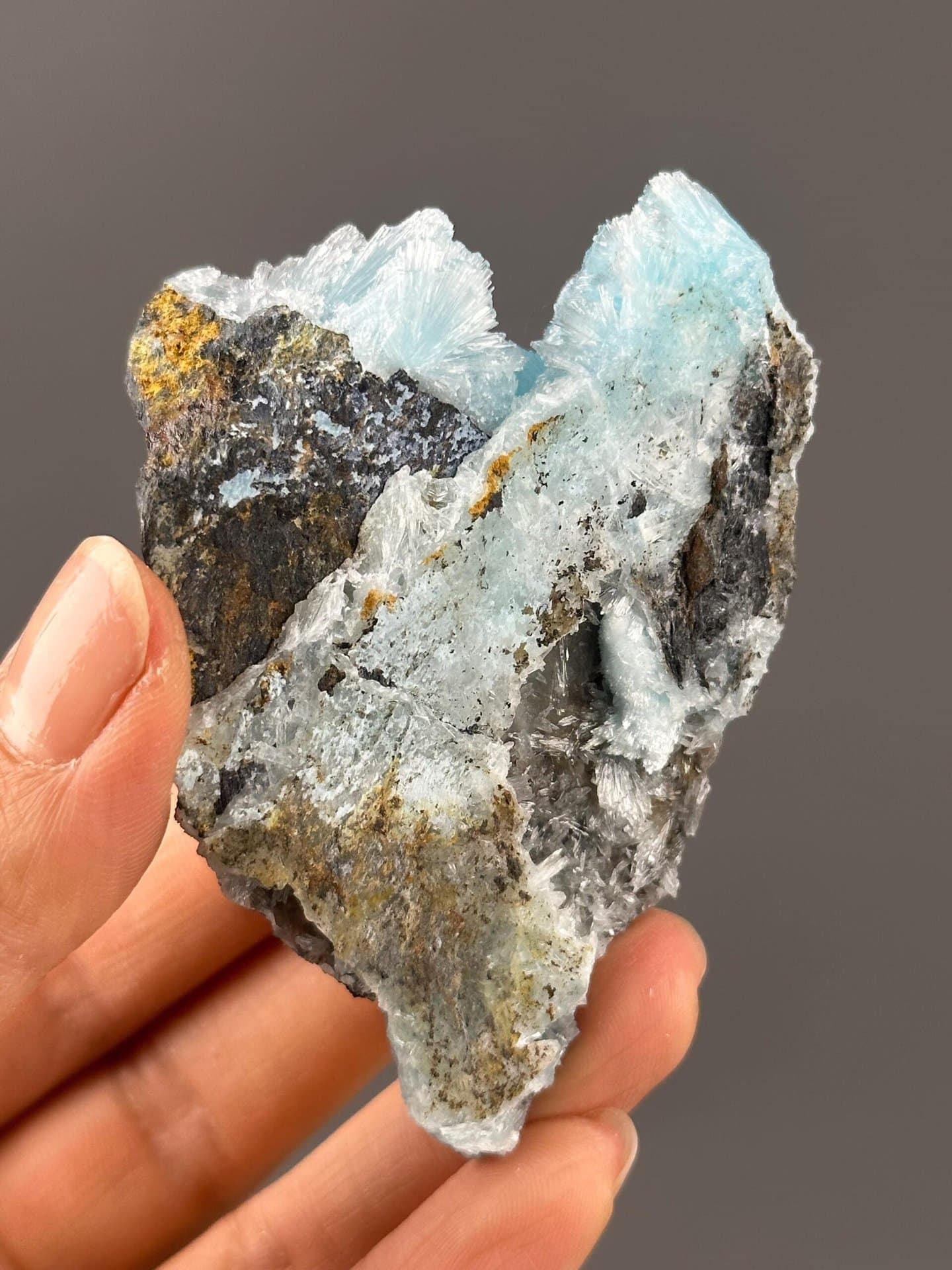 Top view of goblet-form hemimorphite crystal arrangement
